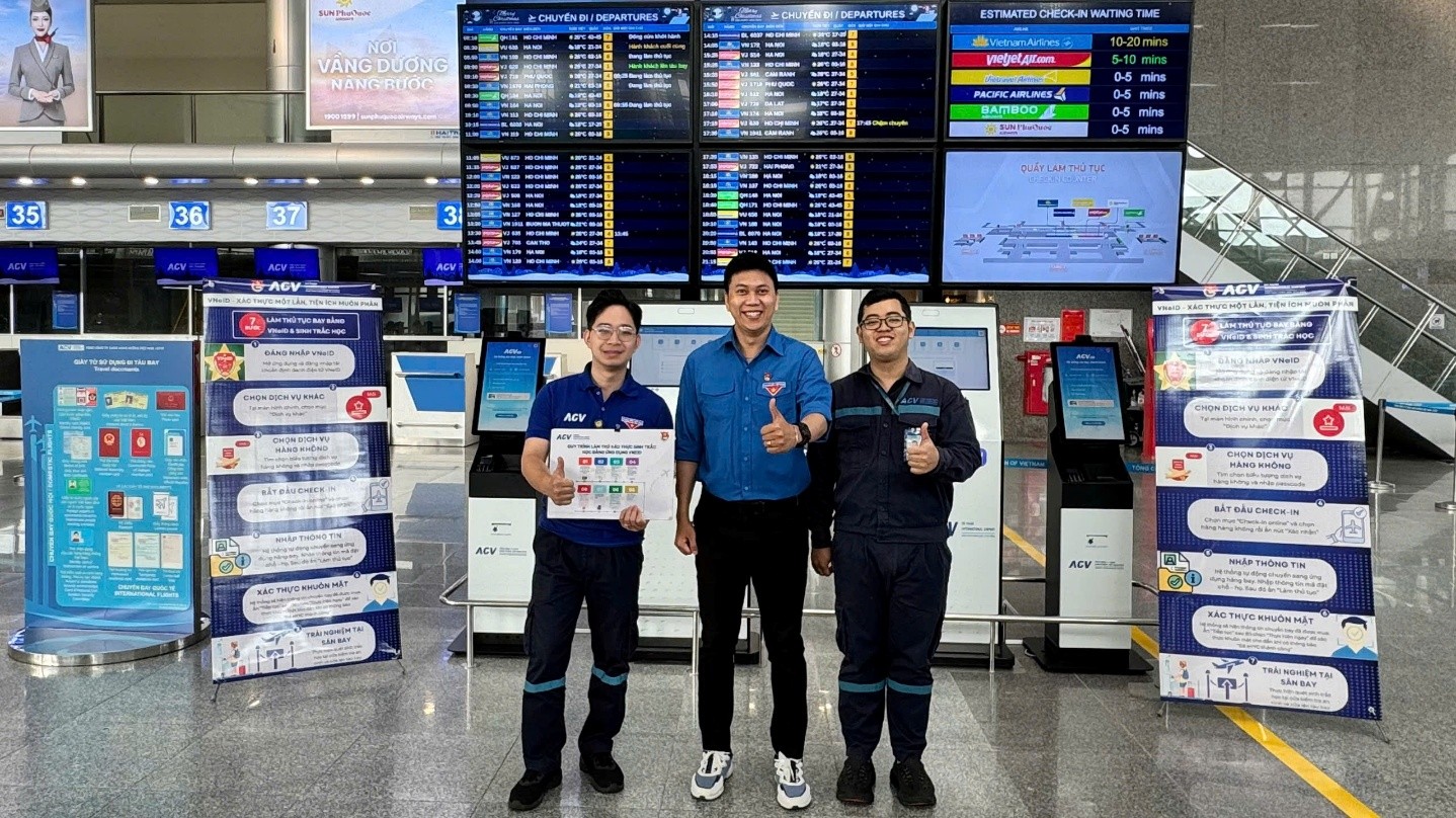 Đoàn thanh niên Cảng HKQT Đà Nẵng ra quân đợt 2 hỗ trợ hành khách sử dụng VNeID và nhận diện sinh trắc học|LOCAL_PATH:crawled_data/images/featured_11f3ba2fc67e.jpg