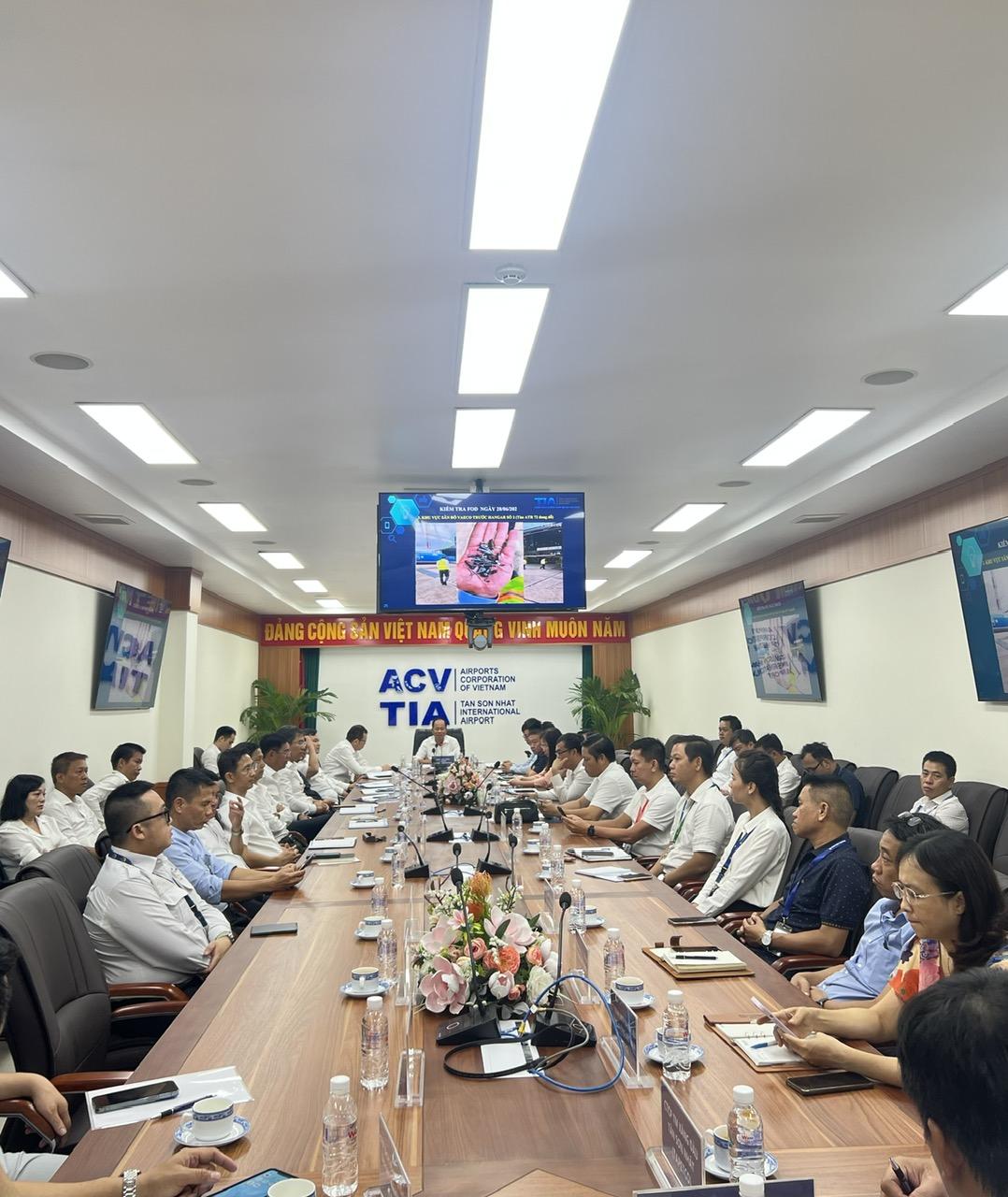 Cảng HKQT Tân Sơn Nhất tổ chức đánh giá công tác kiểm soát FOD trong 6 tháng đầu năm 2023|LOCAL_PATH:crawled_data/images/featured_13540893116b.jpg