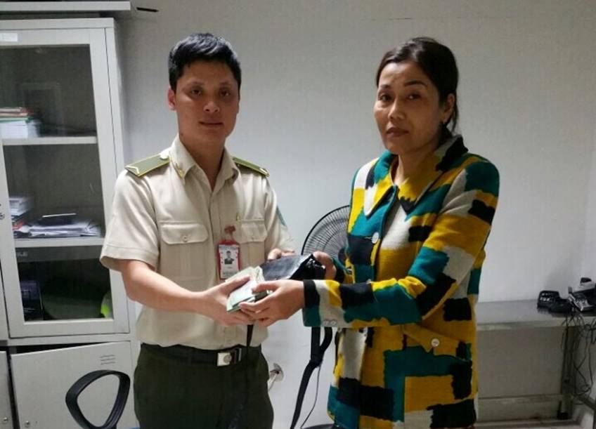 Hình ảnh đẹp của nhân viên an ninh hàng không Cảng HKQT Nội Bài: Hơn 300 triệu đồng trả lại cho hành khách|LOCAL_PATH:crawled_data/images/featured_138b5d3bdc7f.jpg