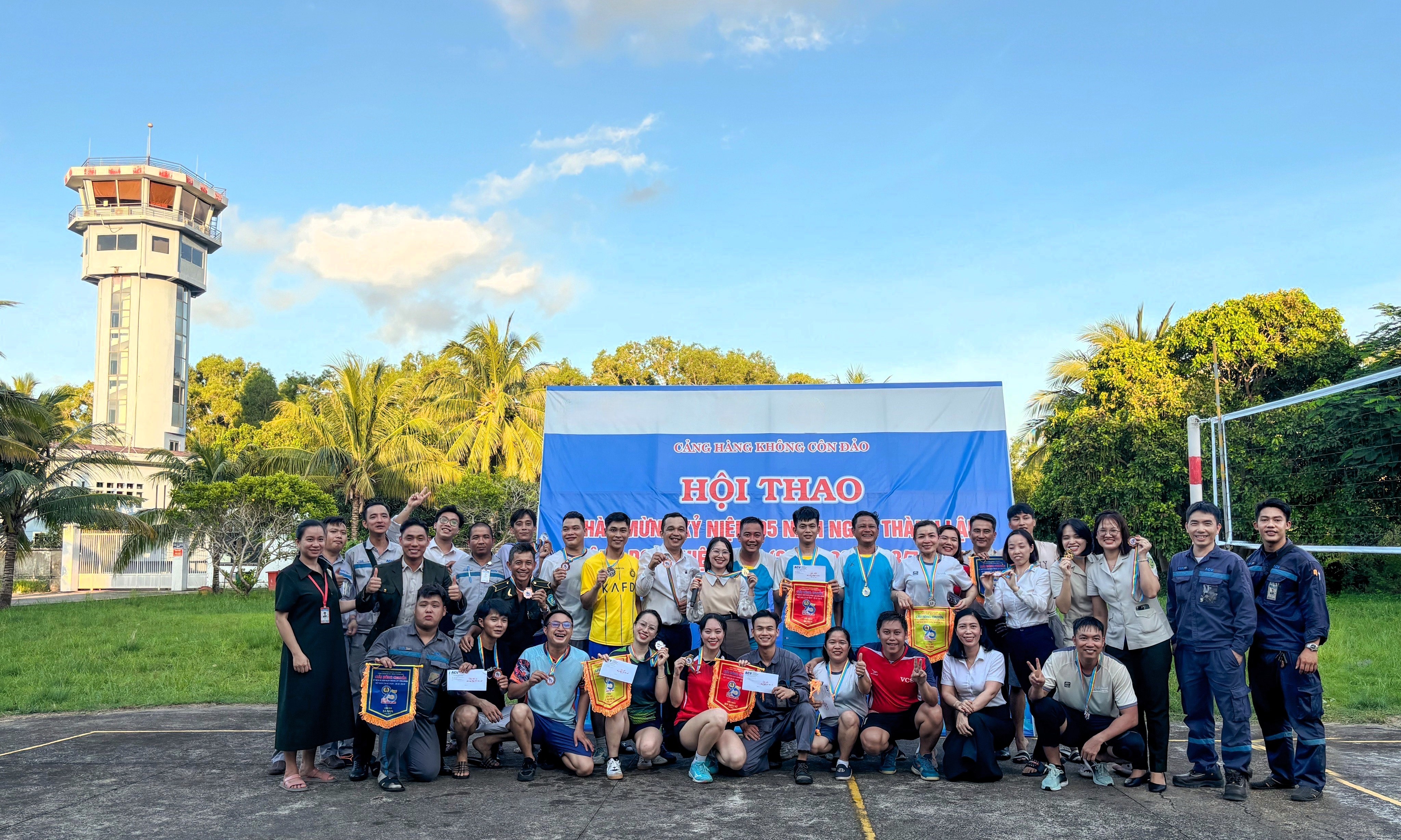 Cảng hàng không Côn Đảo tổ chức Hội thao bóng chuyền chào mừng kỷ niệm 95 năm Ngày thành lập Công đoàn Việt Nam (28/07/1929 – 28/07/2024)|LOCAL_PATH:crawled_data/images/featured_1627c9e9dc53.jpg