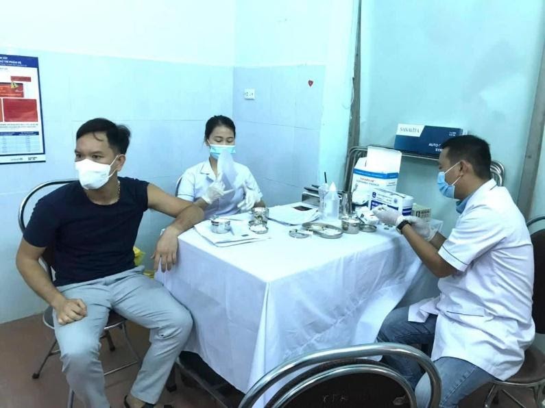 Cảng hàng không Đồng Hới tổ chức tiêm mũi thứ 2 vắc xin phòng Covid-19 cho cán bộ, nhân viên|LOCAL_PATH:crawled_data/images/featured_1f2b684e62e7.jpg