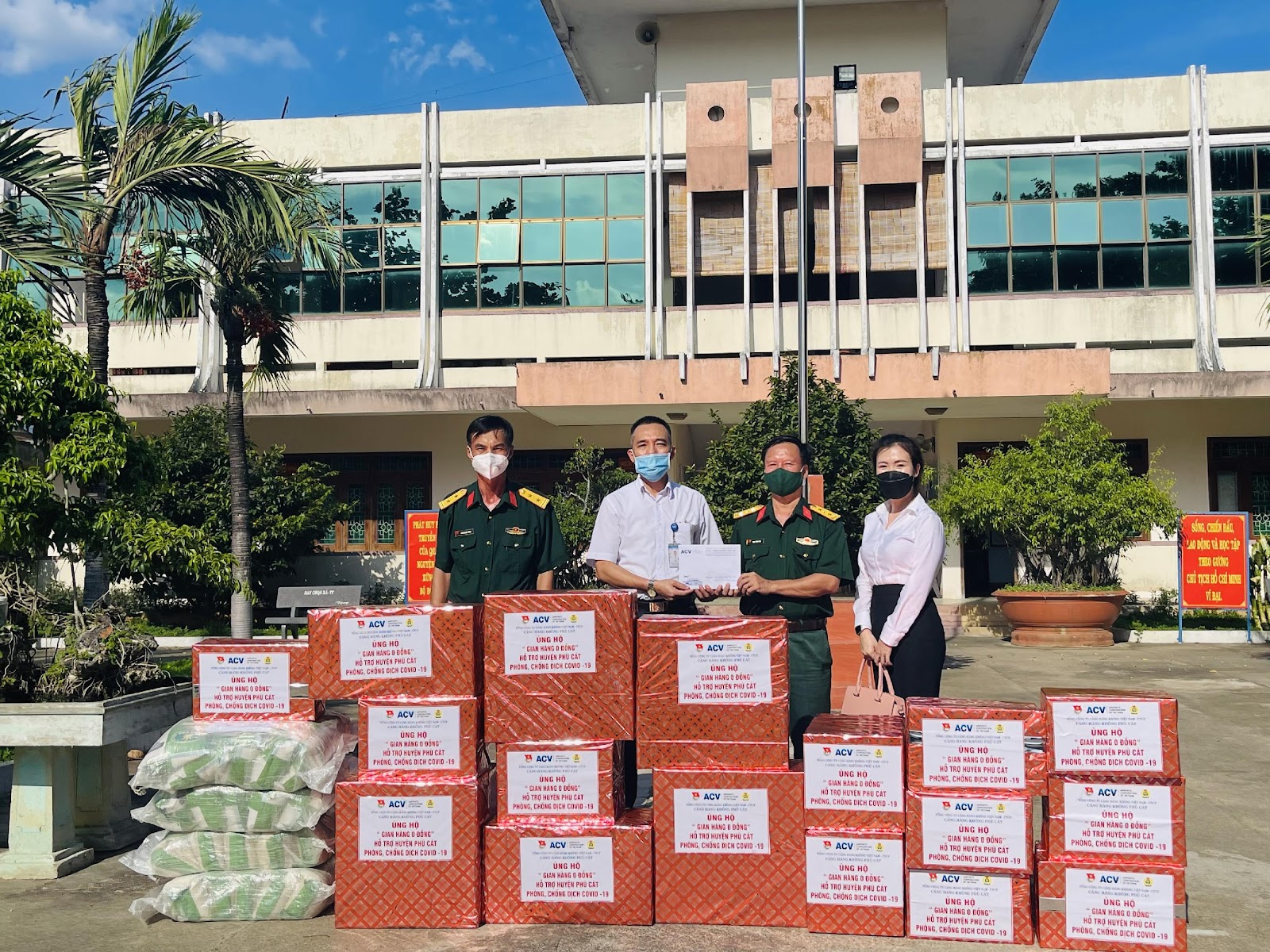 Cảng hàng không Phù Cát ủng hộ “Gian hàng 0 đồng” hỗ trợ người dân có hoàn cảnh khó khăn trên địa bàn huyện Phù Cát|LOCAL_PATH:crawled_data/images/featured_1f7a380814bd.jpg