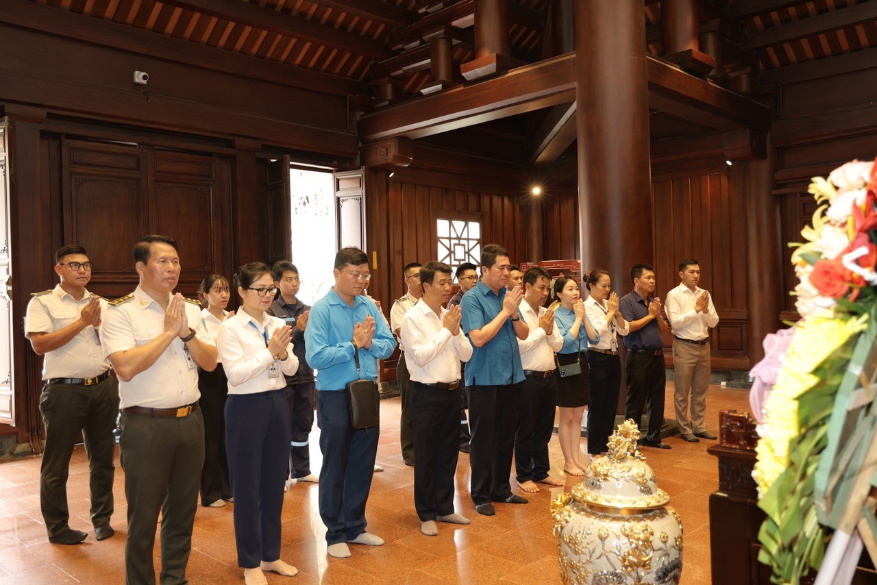 Cảng hàng không Điện Biên tổ chức dâng hương tưởng niệm các anh hùng liệt sỹ nhân dịp 77 năm ngày thương binh liệt sỹ (27/7/1947-27/7/2024)|LOCAL_PATH:crawled_data/images/featured_20664b84c8c2.jpg