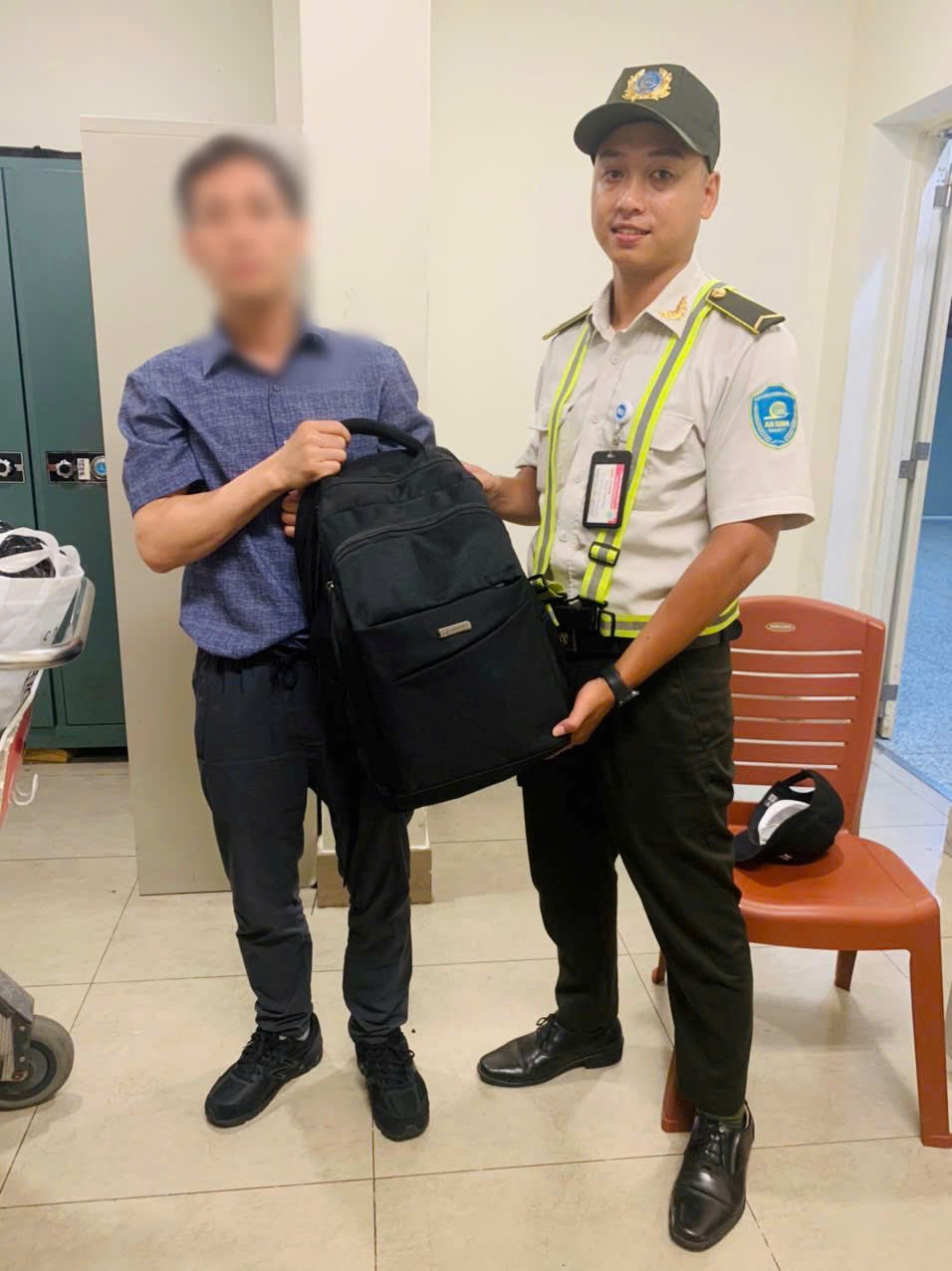 Hai nhân viên an ninh Cảng HKQT Nội Bài trả lại ba lô chứa hơn 15 nghìn USD do hành khách bỏ quên|LOCAL_PATH:crawled_data/images/featured_21bcde561e36.jpg
