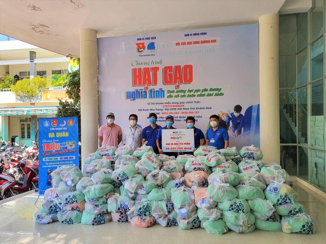 Cảng HKQT Cam Ranh tặng quà hỗ trợ người dân có hoàn cảnh khó khăn trên địa bàn thành phố Nha Trang|LOCAL_PATH:crawled_data/images/featured_2412cb9b342a.jpg