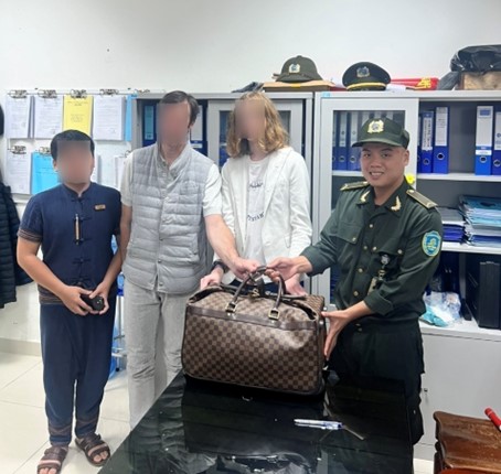 Nhân viên an ninh Cảng hàng không Phù Cát trao trả hành lý chứa nhiều tài sản cho hành khách bỏ quên|LOCAL_PATH:crawled_data/images/featured_247de9fb860d.jpg