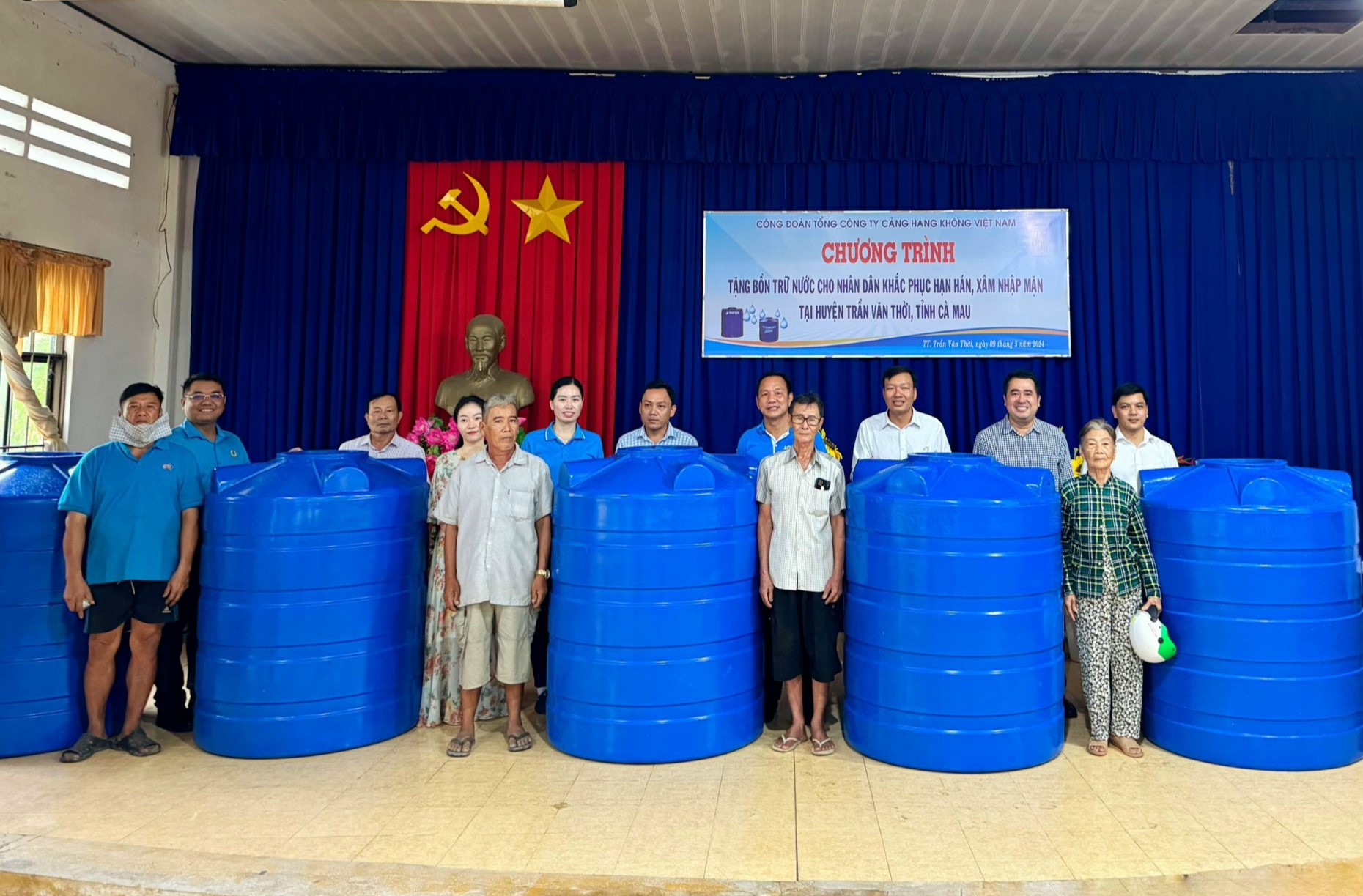 Công đoàn ACV trao tặng bồn trữ nước hỗ trợ người dân bị ảnh hưởng hạn mặn tại Cà Mau|LOCAL_PATH:crawled_data/images/featured_25b8c7e058b4.jpg