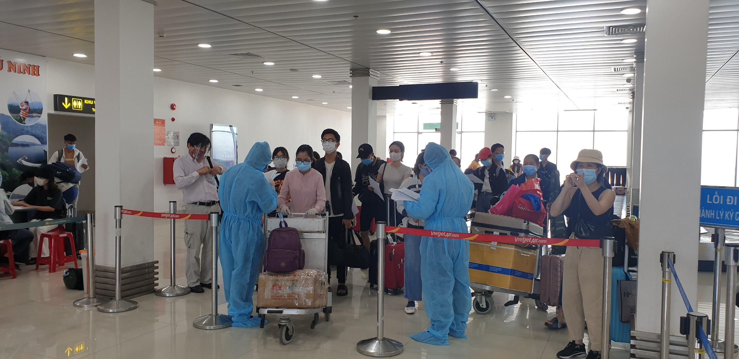 CẢNG HÀNG KHÔNG CHU LAI TĂNG CƯỜNG KIỂM SOÁT KHÁCH ĐI VỀ TỪ VÙNG DỊCH ĐẢM BẢO PHÒNG CHỐNG DỊCH COVID-19|LOCAL_PATH:crawled_data/images/featured_2702c6166253.jpg
