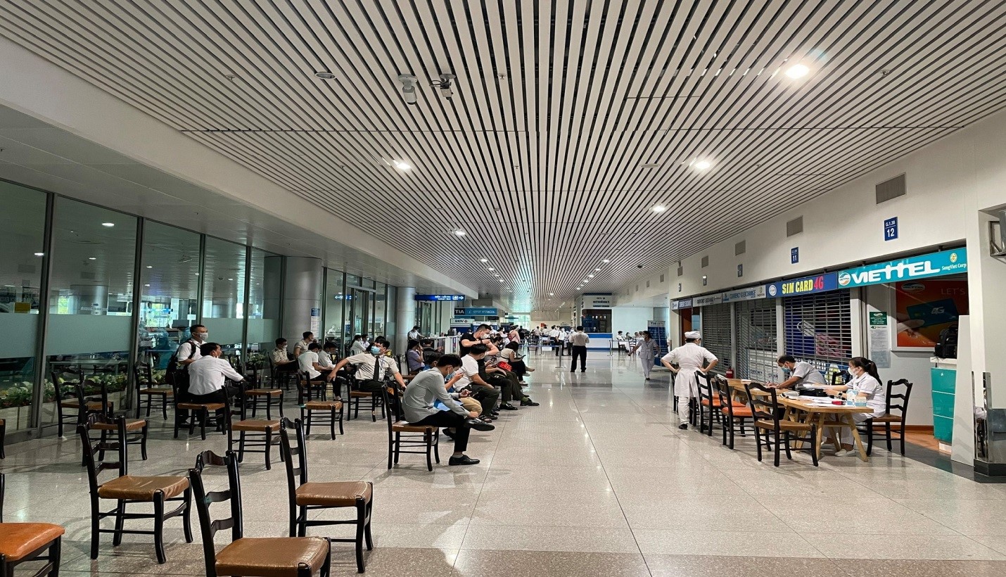 Cảng HKQT Tân Sơn Nhất tiếp tục tổ chức tiêm vắc xin phòng Covid-19 cho cán bộ, nhân viên|LOCAL_PATH:crawled_data/images/featured_2818af5b9c96.jpg