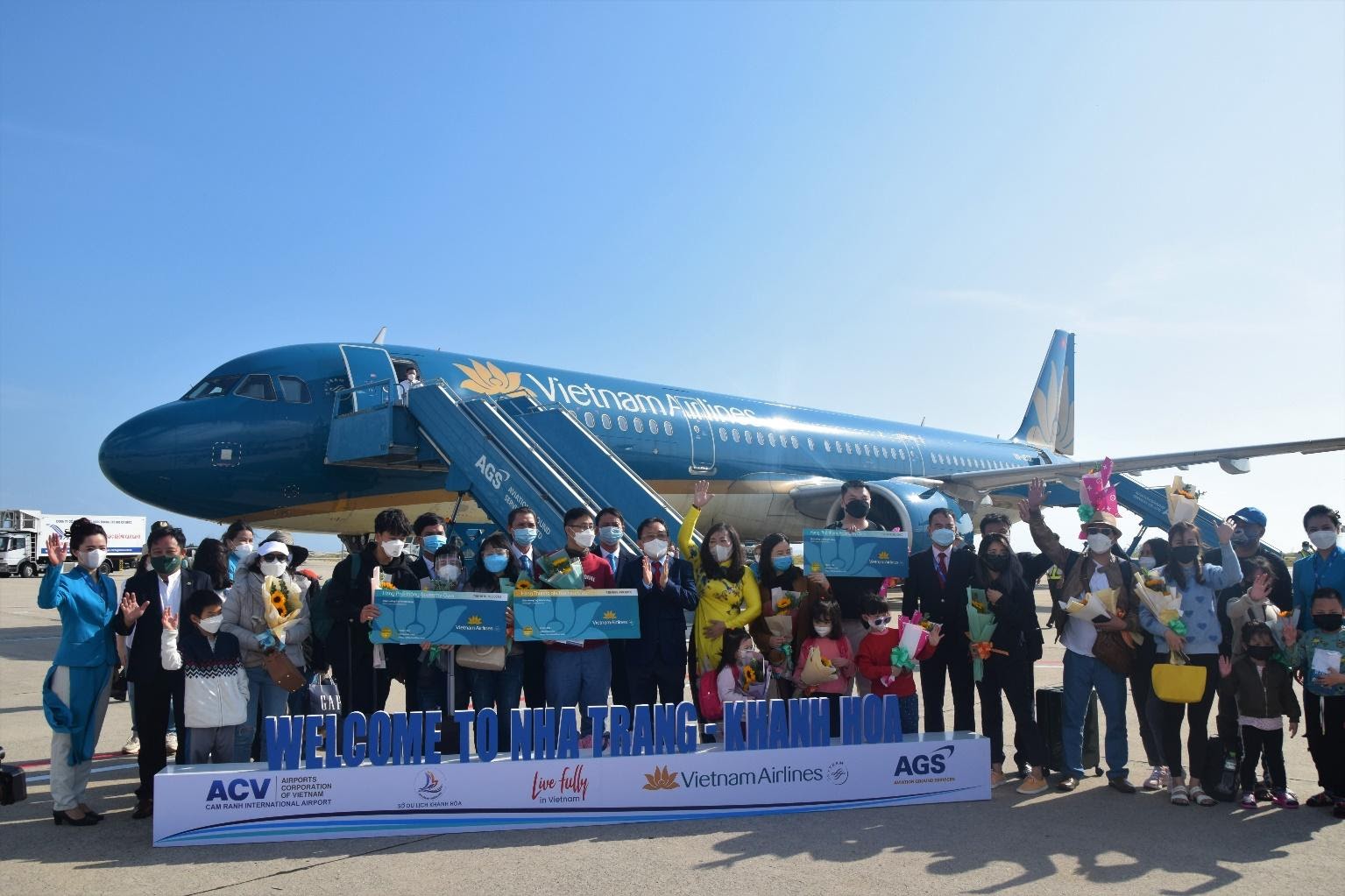 Cảng HKQTCam Ranh đón những vị khách du lịch đầu tiên đến Nha Trang - Khánh Hòa dịp Tết Nguyên đán Nhâm Dần 2022|LOCAL_PATH:crawled_data/images/featured_2a3785a51cb8.jpg