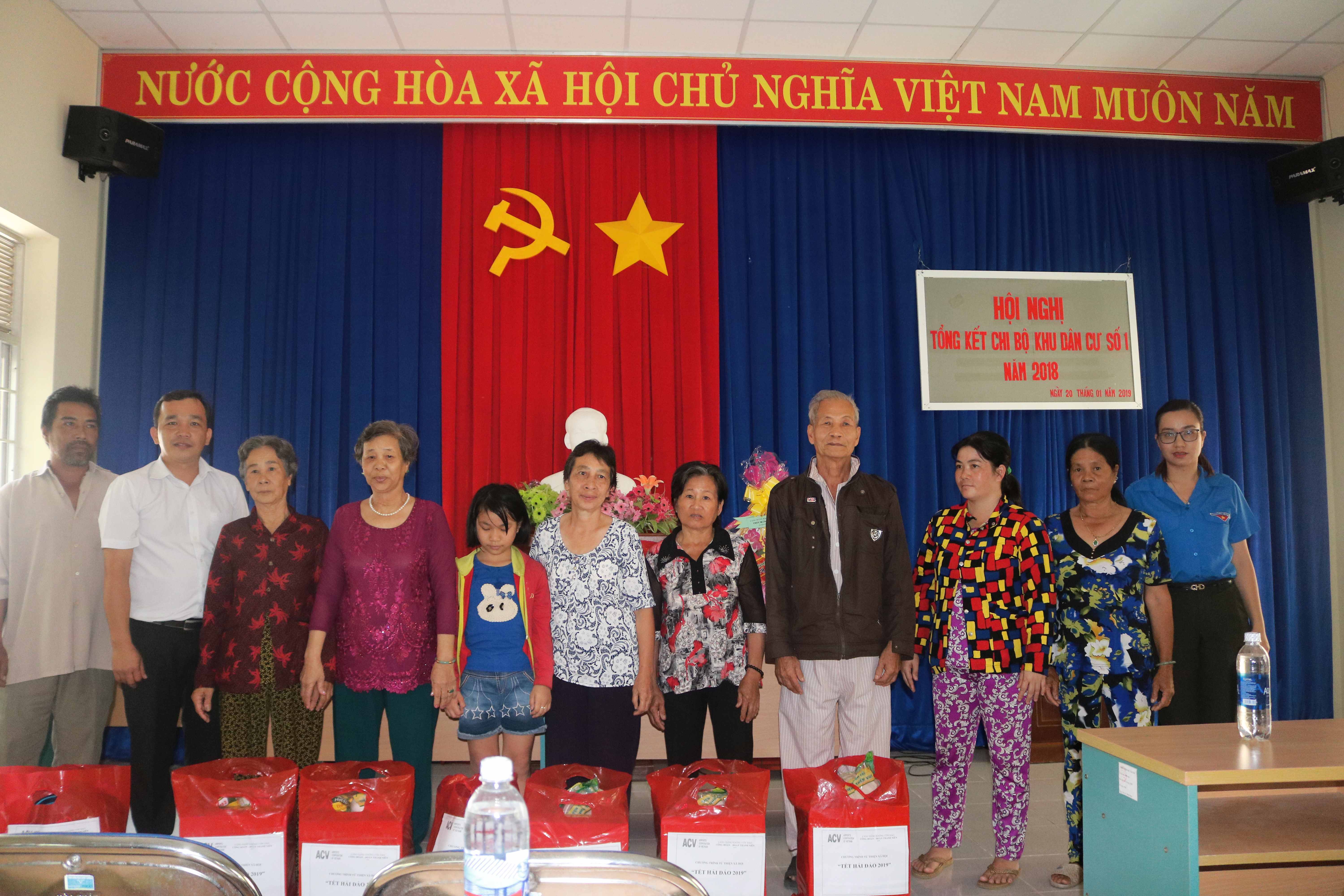 Cảng hàng không Côn Đảo tổ chức chương trình “Xuân biên giới, Tết hải đảo”, thăm và tặng quà các gia đình chính sách|LOCAL_PATH:crawled_data/images/featured_2a50c9e67833.JPG