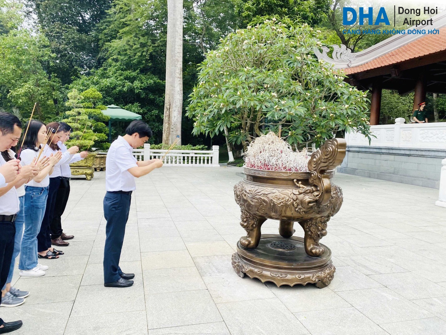 Đảng bộ Cảng hàng không Đồng Hới tổ chức hoạt động giáo dục chính trị tư tưởng, truyền thống cho cán bộ đảng viên năm 2022.|LOCAL_PATH:crawled_data/images/featured_2ac1f296aba6.jpg