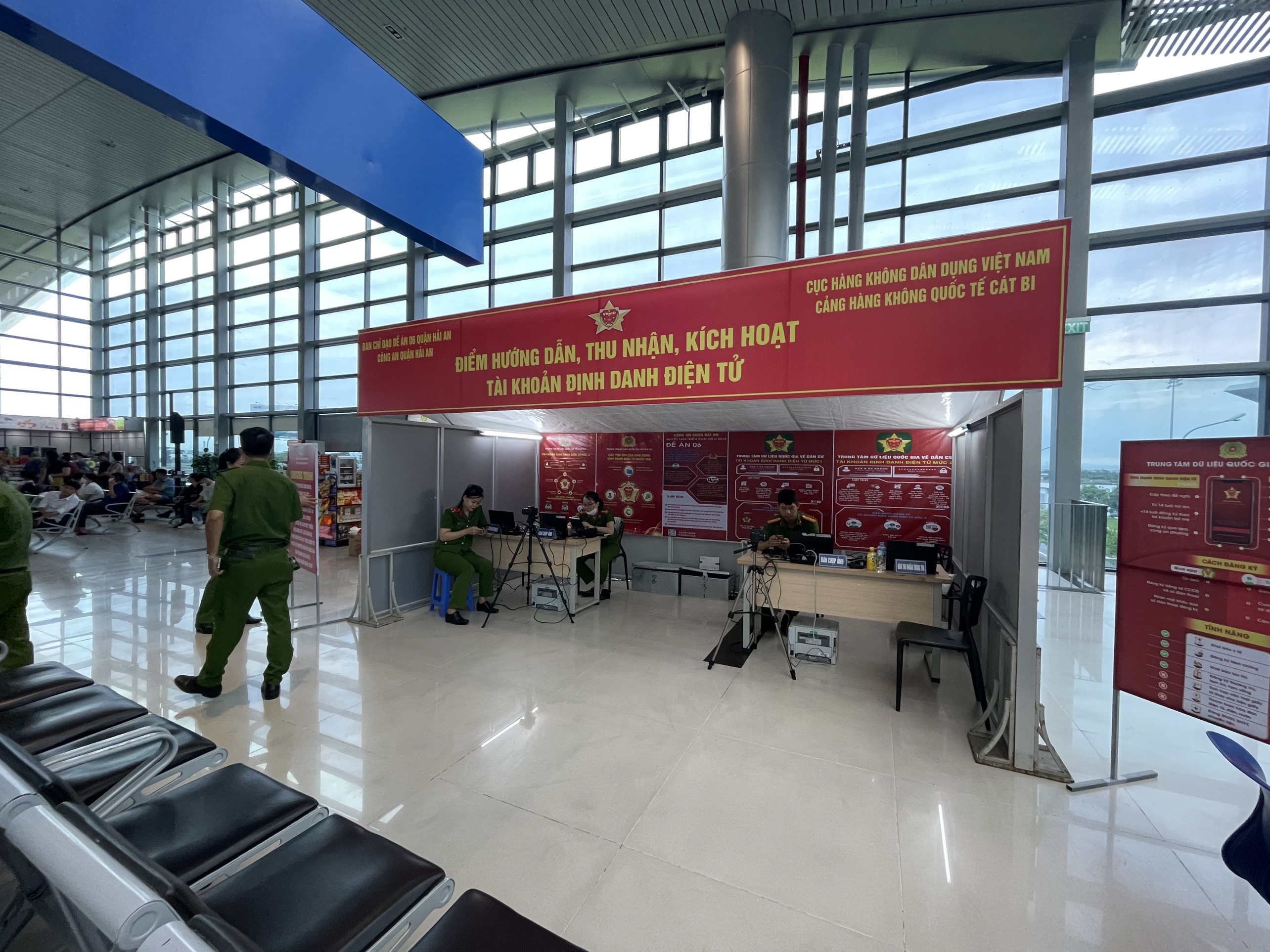 Triển khai tuyên truyền, hướng dẫn, thu nhận Tài khoản ĐDĐT, cài đặt ứng dụng VNeID và kích hoạt Tài khoản ĐDĐT tại Cảng hàng không quốc tế Cát Bi|LOCAL_PATH:crawled_data/images/featured_2f0cfa601ffd.jpg