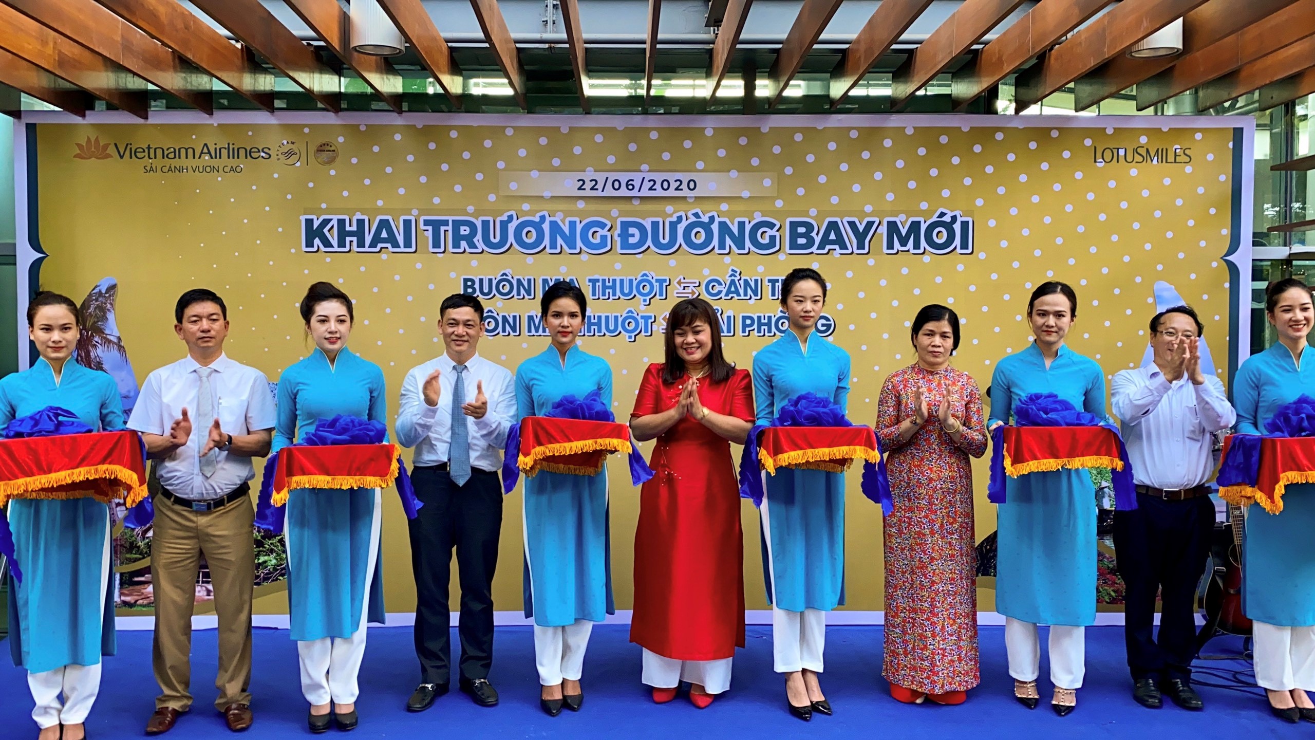 BUỔI LỄ KHAI TRƯƠNG ĐƯỜNG BAY MỚI CỦA VIETNAM AIRLINES TẠI CẢNG HÀNG KHÔNG BUÔN MA THUỘT|LOCAL_PATH:crawled_data/images/featured_300aaf92f85f.jpg