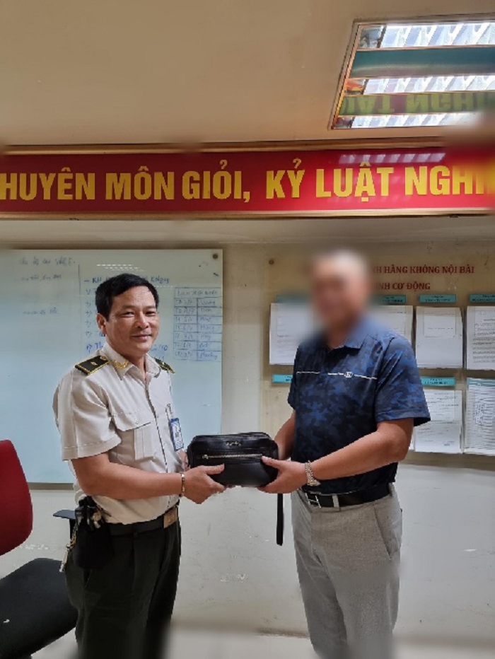 Nhân viên An ninh Nội Bài hỗ trợ khách tìm lại chiệc túi bỏ quên trị giá hơn 160 triệu đồng|LOCAL_PATH:crawled_data/images/featured_34f06c15caf1.png