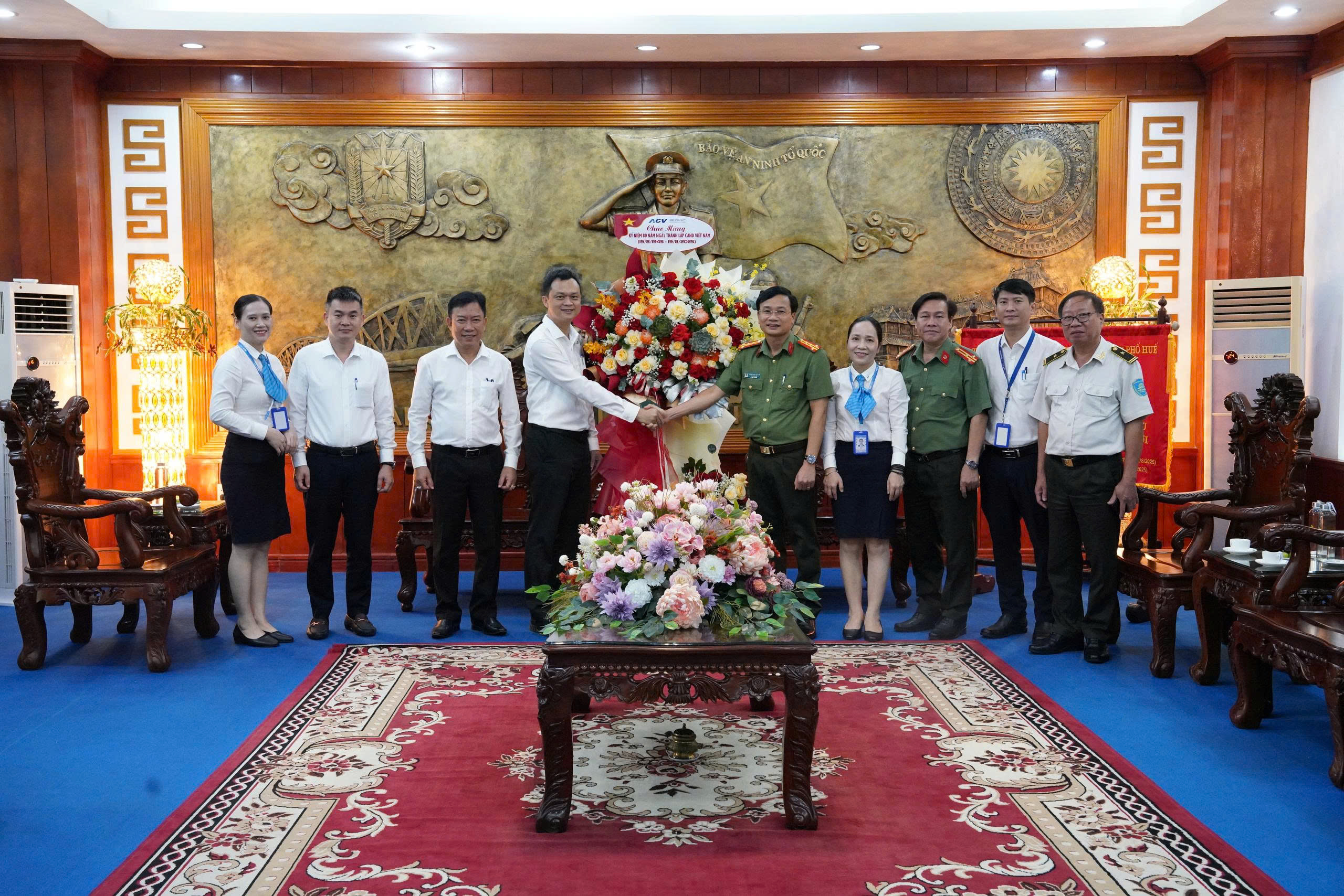 Cảng hàng không quốc tế Phú Bài thăm, chúc mừng các đơn vị Công an nhân Ngày truyền thống 19/8|LOCAL_PATH:crawled_data/images/featured_358a94231204.jpg