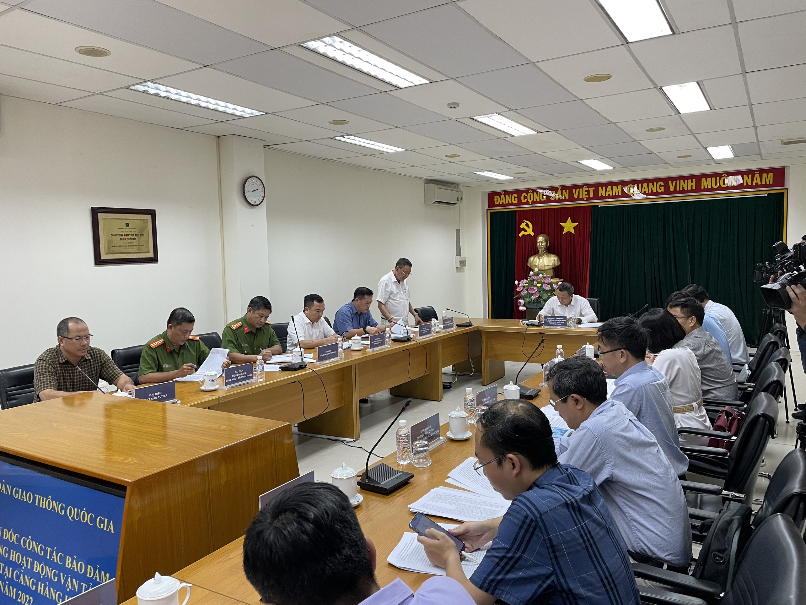 Đoàn kiểm tra của Ủy ban An toàn giao thông quốc gia về công tác đảm bảo trật tự, an toàn giao thông tại Cảng HKQT Tân Sơn Nhất|LOCAL_PATH:crawled_data/images/featured_3685e88f42b8.jpg