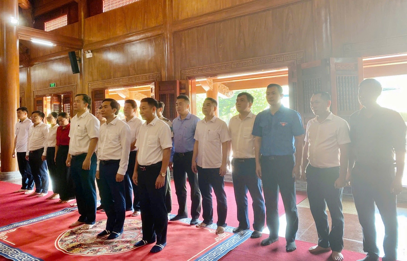 Cảng hàng không Đồng Hới tổ chức dâng hương nhân kỷ niệm 135 năm ngày sinh của Chủ tịch Hồ Chí Minh|LOCAL_PATH:crawled_data/images/featured_376e1b2a65f5.jpg