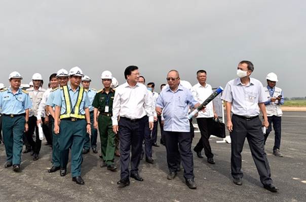 Phó Thủ tướng kiểm tra tiến độ dự án cải tạo, nâng cấp đường cất hạ cánh, đường lăn và quy hoạch Cảng HKQT Nội Bài|LOCAL_PATH:crawled_data/images/featured_3ea5194ce9f3.jpg