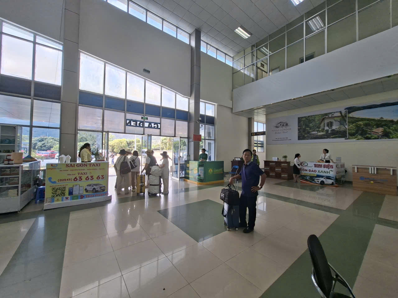 Khu vực đón khách và dịch vụ taxi Tại Cảng hàng không Côn Đảo