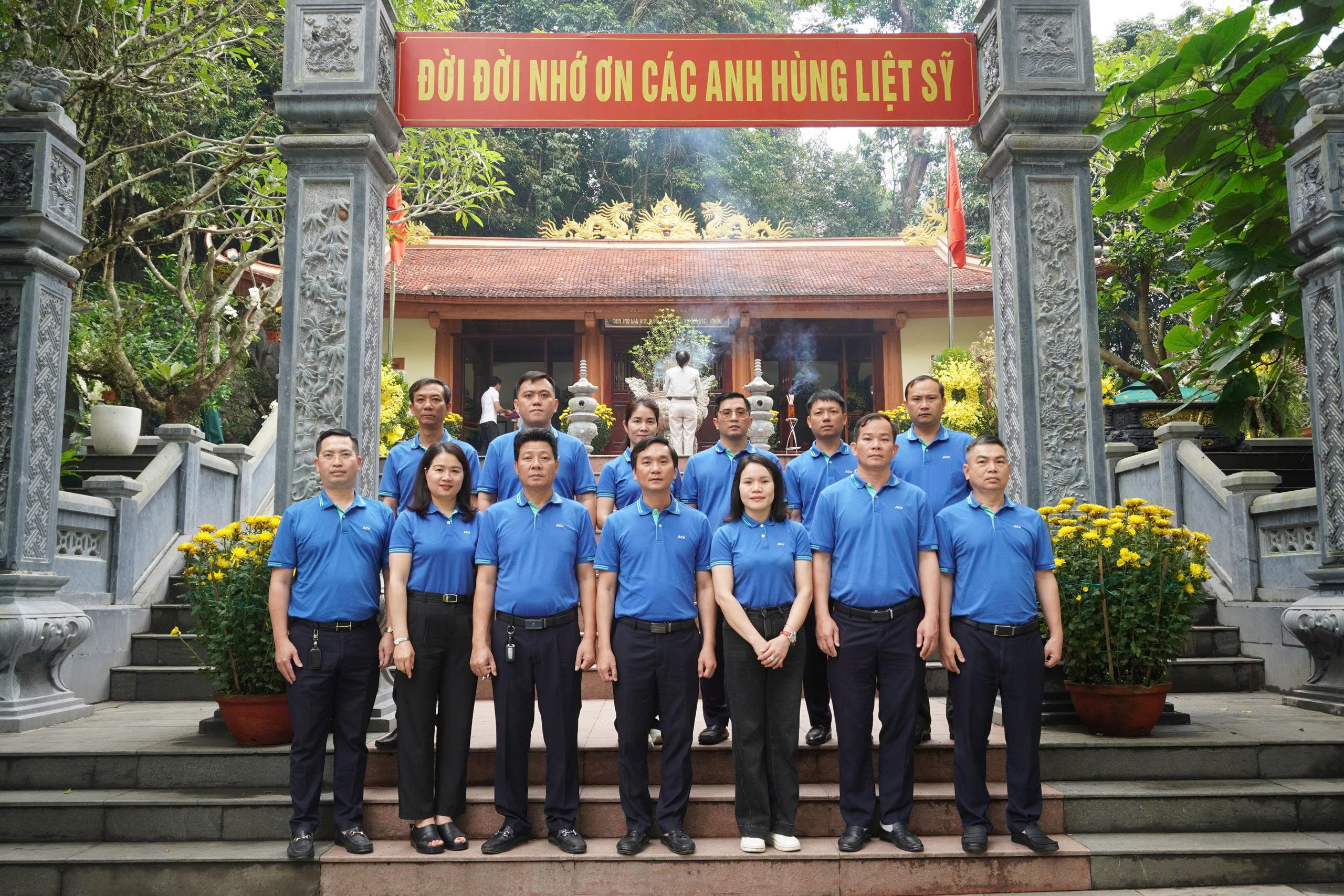 ĐẢNG ỦY CẢNG HÀNG KHÔNG ĐỒNG HỚI TỔ CHỨC HÀNH TRÌNH VỀ NGUỒN – DÂNG HƯƠNG TẠI CÁC ĐỊA CHỈ ĐỎ