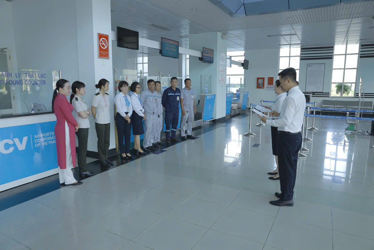 Cảng Hàng không Rạch Giá tổ chức diễn tập tình huống ‘Hệ thống làm thủ tục ngừng hoạt động’