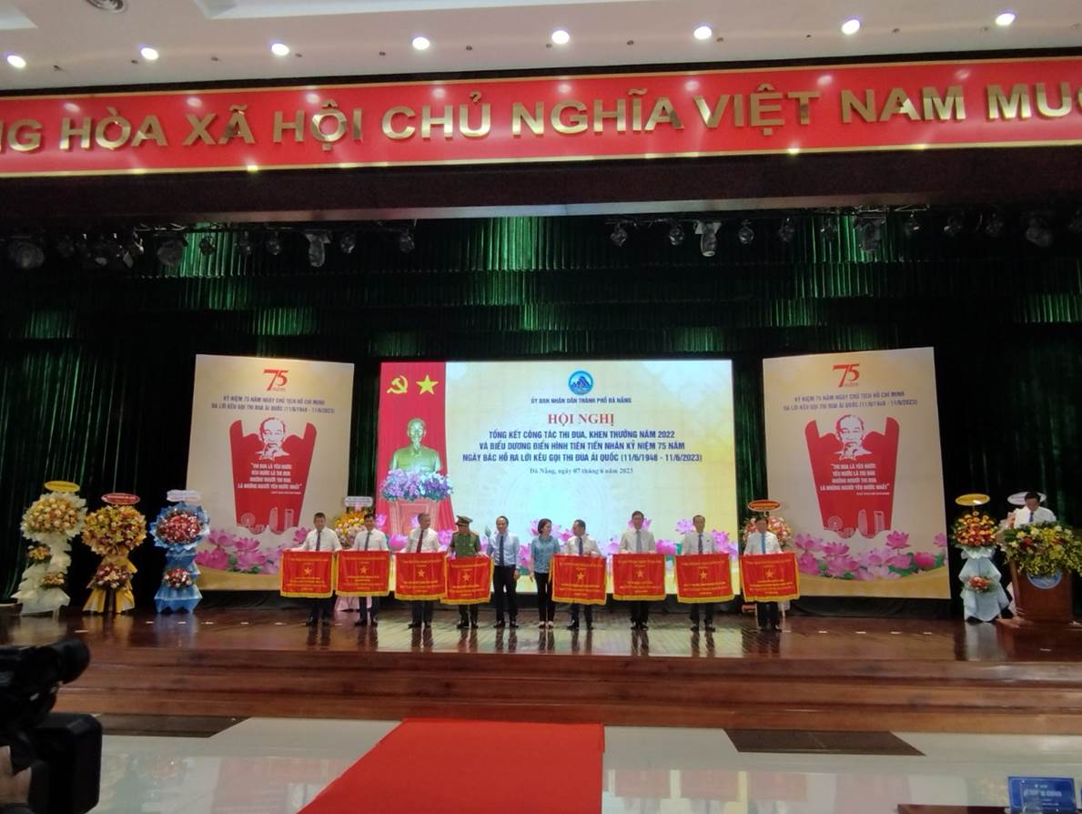 Cảng HKQT Đà Nẵng nhận cờ Thi đua xuất sắc của UBND TP Đà Nẵng|LOCAL_PATH:crawled_data/images/featured_42e5b8b0535b.jpg