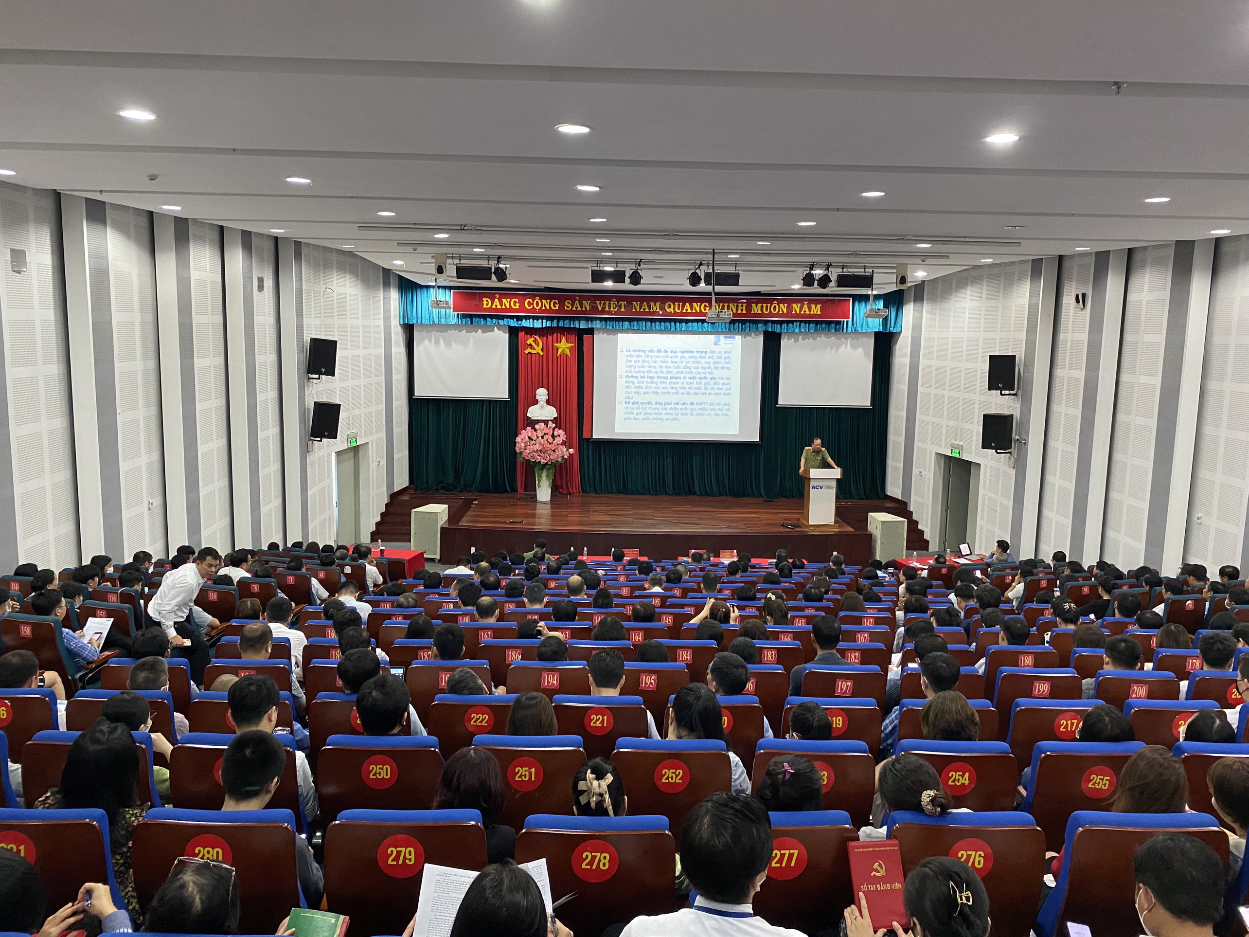 Đảng Ủy Tổng công ty Cảng HK VN tổ chức Hội nghị bồi dưỡng, cập nhật kiến thức về An ninh phi truyền thống|LOCAL_PATH:crawled_data/images/featured_468af18d19eb.jpg