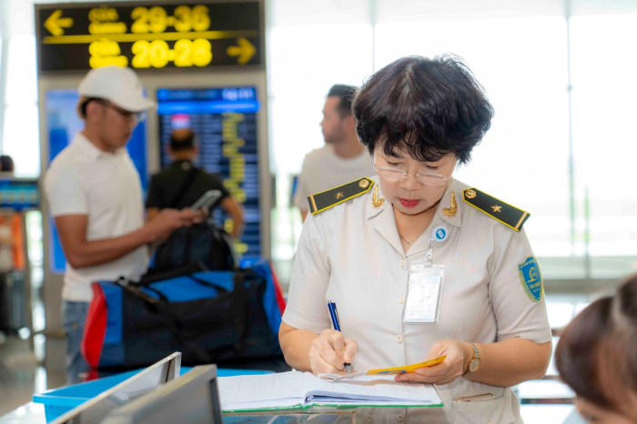 Nữ hành khách bỏ túi đồng hồ của một khách nước ngoài để quên khi qua soi chiếu an ninh|LOCAL_PATH:crawled_data/images/featured_472e7b034d82.png