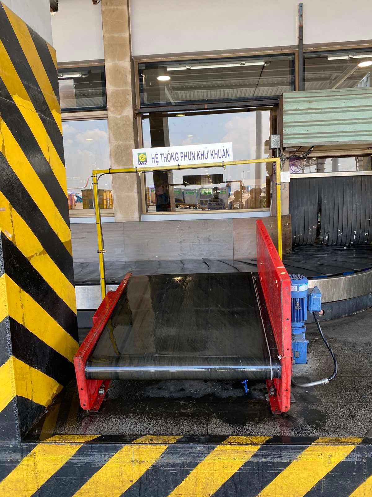 Cảng HKQT Tân Sơn Nhất khử khuẩn toàn bộ hành lý của hành khách nhằm phòng, chống Covid-19|LOCAL_PATH:crawled_data/images/featured_497db2030bca.png