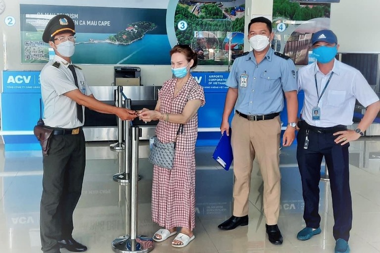 Nhân viên Cảng hàng không Cà Mau trả lại tài sản khách làm rơi|LOCAL_PATH:crawled_data/images/featured_4ba7e37eee43.jpg