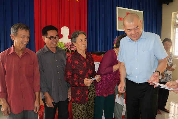 “CẢNG HÀNG KHÔNG CÔN ĐẢO CHÚC TẾT CÁC GIA ĐÌNH CHÍNH SÁCH, CÁC ĐƠN VỊ PHỐI HỢP VÀ TỔ CHỨC CHƯƠNG TRÌNH “XUÂN BIÊN GIỚI, TẾT HẢI ĐẢO NĂM  2019”|LOCAL_PATH:crawled_data/images/featured_4caf48453ac5.JPG