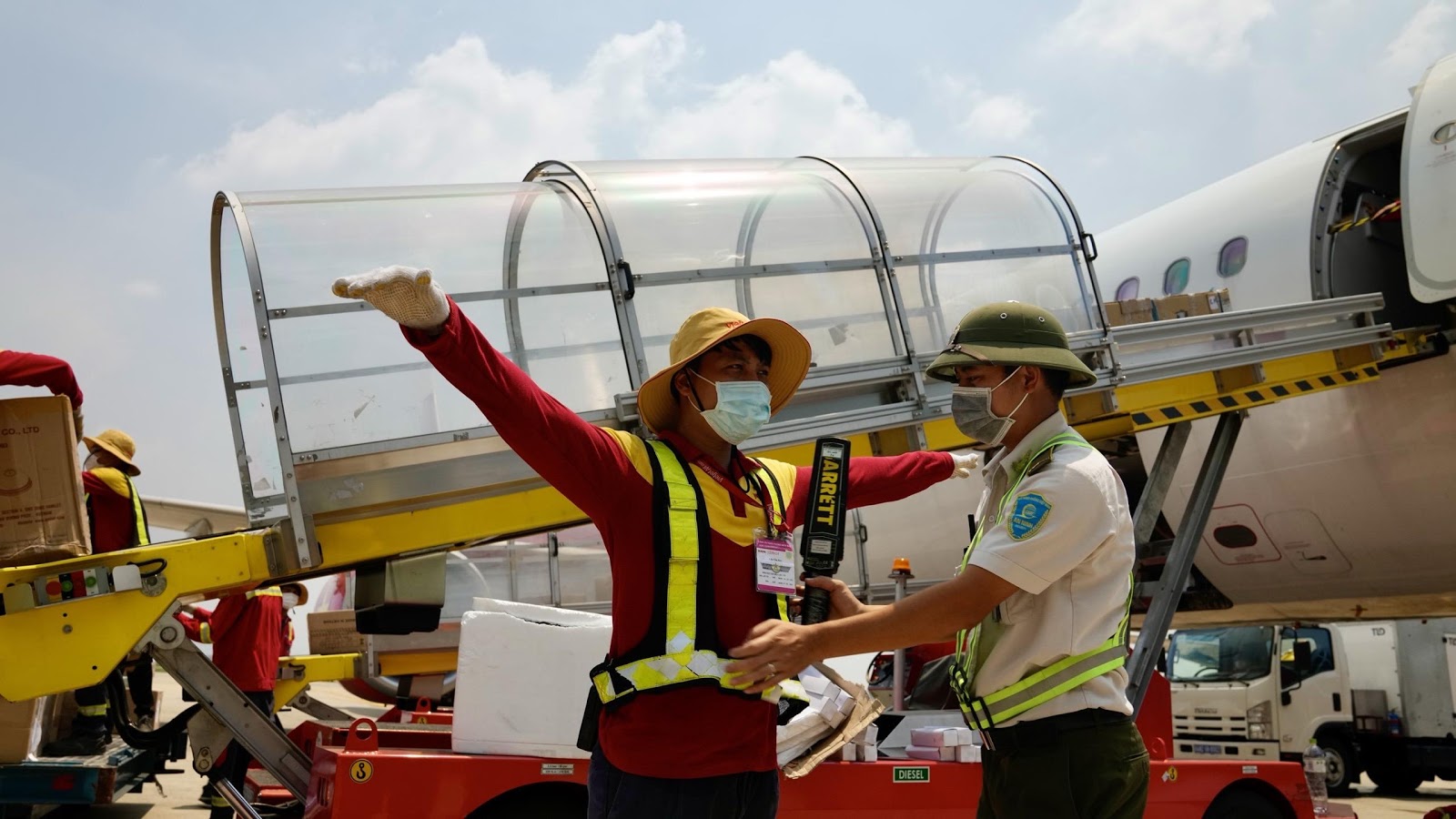 Cảng HKQT Nội Bài: Người lao động nỗ lực đảm bảo hoạt động bay trong điều kiện nắng nóng khắc nghiệt đầu hè 2021.|LOCAL_PATH:crawled_data/images/featured_5042e6c2377e.jpg