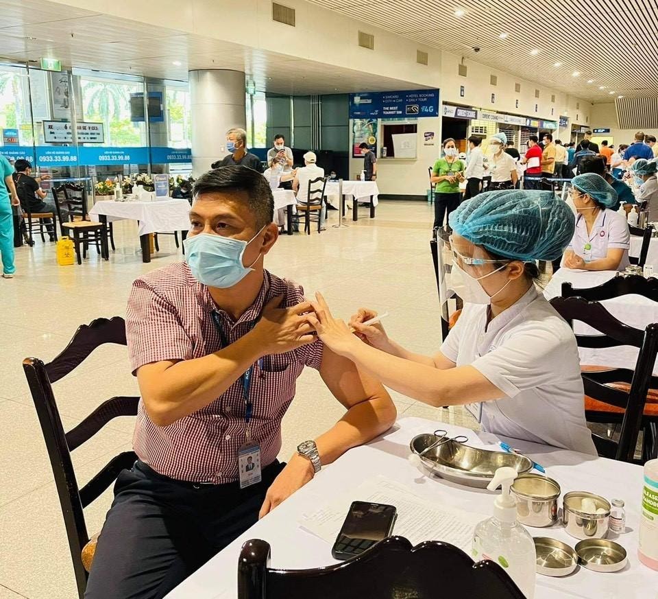 Cảng HKQT Tân Sơn Nhất tổ chức tiêm mũi thứ 2 vắc xin phòng Covid-19 cho cán bộ, nhân viên|LOCAL_PATH:crawled_data/images/featured_5101a6aa9491.jpg