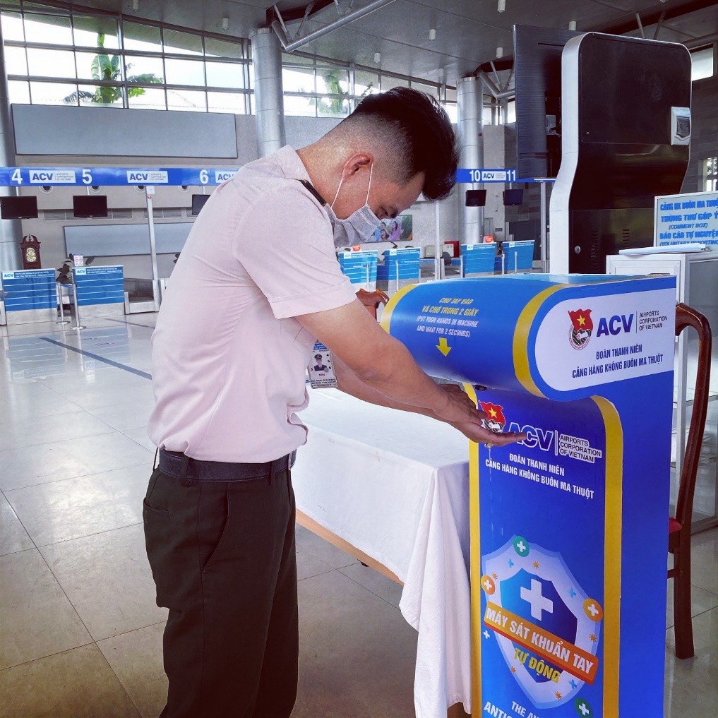 Đoàn thanh niên Cảng hàng không Buôn Ma Thuột nghiên cứu, thiết kế, lắp đặt máy sát khuẩn tay tự động|LOCAL_PATH:crawled_data/images/featured_527d03ca427c.jpg