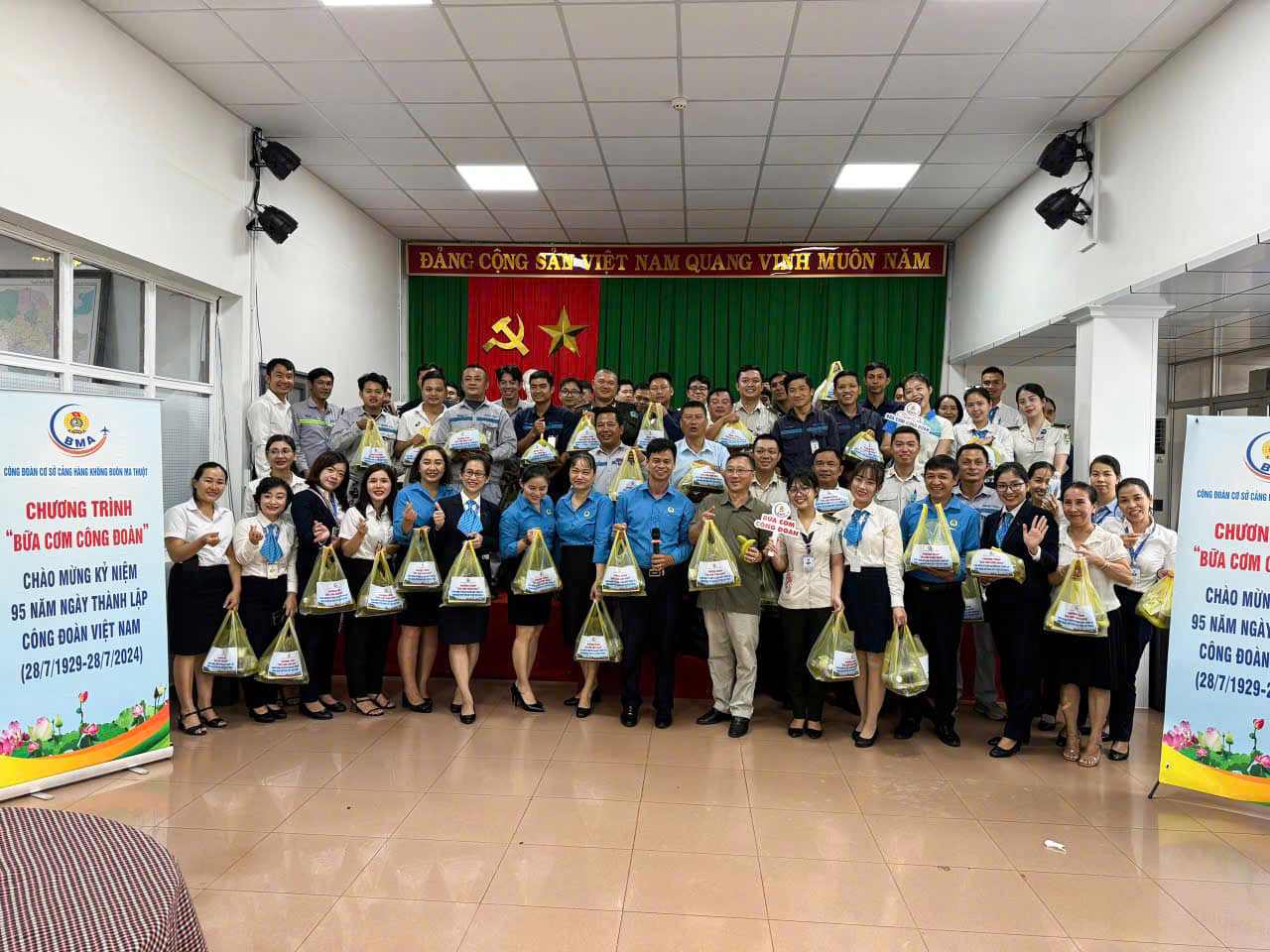 Cảng hàng không Buôn Ma Thuột: “Bữa cơm Công đoàn” nhân dịp kỷ niệm 95 năm Ngày thành lập Công Đoàn Việt Nam (28/07/1929 – 28/07/2024)|LOCAL_PATH:crawled_data/images/featured_53fadf2c4409.png