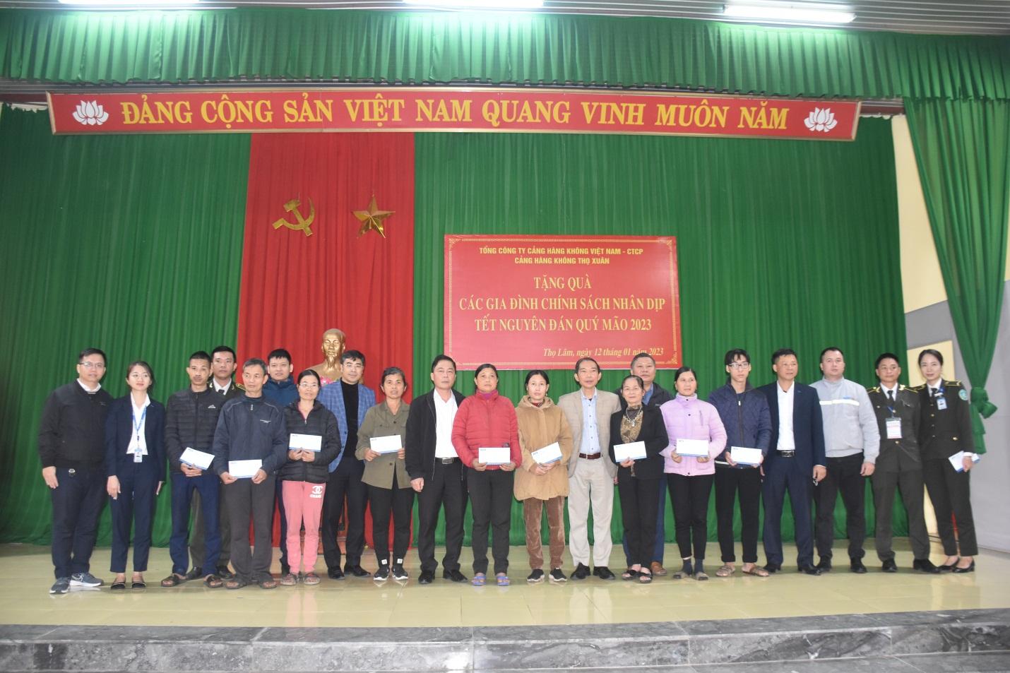Cảng hàng không Thọ Xuân trao quà tết cho người nghèo, gia đình chính sách|LOCAL_PATH:crawled_data/images/featured_5437cc920108.jpg