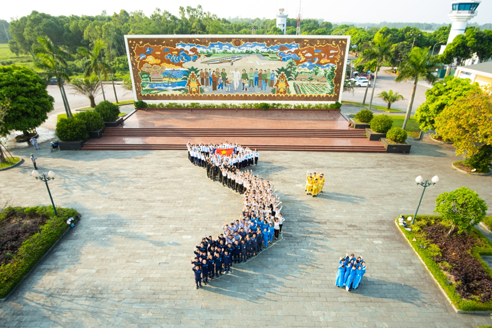 Tập thể cán bộ công nhân viên Cảng hàng không quốc tế Vinh tổ chức tạo hình bản đồ Việt Nam nhân dịp kỷ niệm 49 năm ngày Giải phóng miền Nam thống nhất đất nước, 70 năm chiến thắng Điện Biên Phủ và 134 năm ngày sinh Chủ tịch Hồ Chí Minh|LOCAL_PATH:crawled_data/images/featured_54456ed7b99d.png