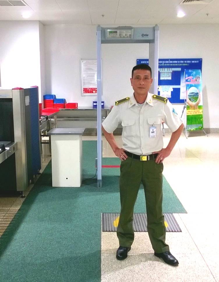 Hình ảnh đẹp của nhân viên an ninh hàng không Cảng HKQT Nội Bài: Hơn 300 triệu đồng trả lại cho hành khách|LOCAL_PATH:crawled_data/images/featured_54cc1d64367d.jpg