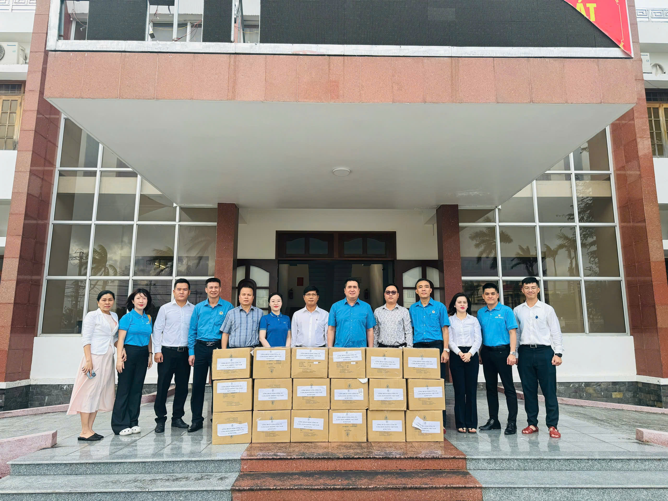 Lãnh đạo Công đoàn Tổng công ty Cảng hàng không Việt Nam trực tiếp thăm hỏi, động viên người lao động và bà con vùng lũ Bình Định|LOCAL_PATH:crawled_data/images/featured_561cd412b01f.jpg