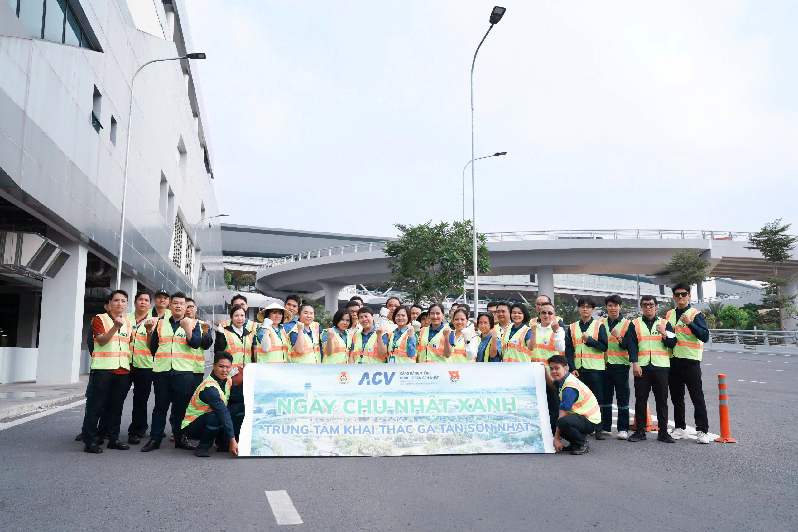CẢNG HKQT TÂN SƠN NHẤT TỔ CHỨC CHƯƠNG TRÌNH RA QUÂN LÀM VỆ SINH MÔI TRƯỜNG NGÀY CHỦ NHẬT XANH.|LOCAL_PATH:crawled_data/images/featured_567dcd17f273.jpg