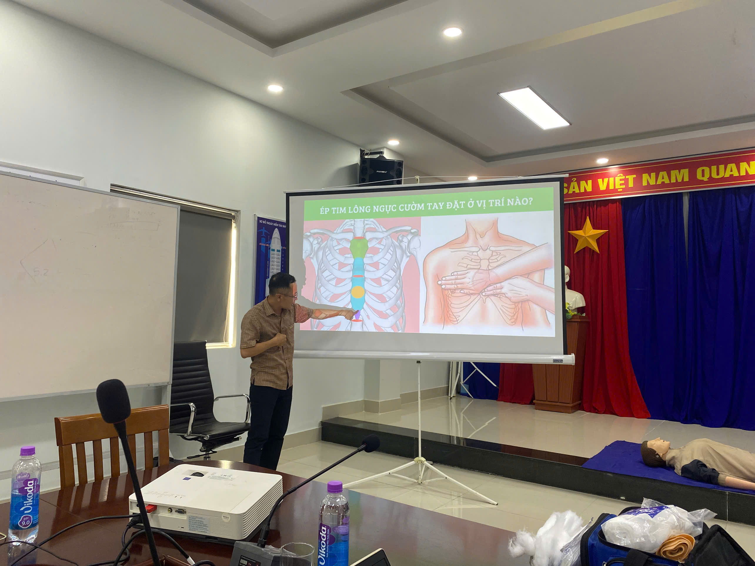 CẢNG HÀNG KHÔNG TUY HÒA PHỐI HỢP VỚI SỞ NỘI VỤ ĐẮK LẮK VÀ CÔNG TY DỊCH VỤ ĐÀO TẠO AN BÌNH TỔ CHỨC KHÓA HUẤN LUYỆN AN TOÀN VỆ SINH LAO ĐỘNG VÀ TẬP HUẤN SƠ CẤP CỨU BAN ĐẦU CHO CBCNV ĐANG LÀM VIỆC TẠI CẢNG.|LOCAL_PATH:crawled_data/images/featured_600615db3cd7.jpg