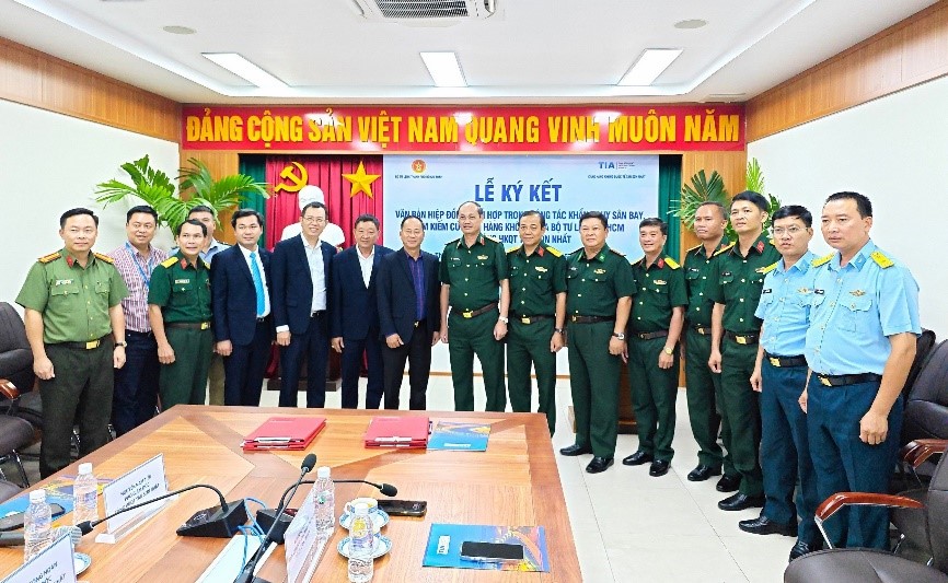 Cảng HKQT Tân sơn nhất Ký kết văn bản Hiệp đồng phối hợp trong công tác Khẩn nguy sân bay - Tìm kiếm cứu nạn hàng không với Bộ Tư lệnh TP. Hồ Chí Minh|LOCAL_PATH:crawled_data/images/featured_62e3ff763f3b.jpg