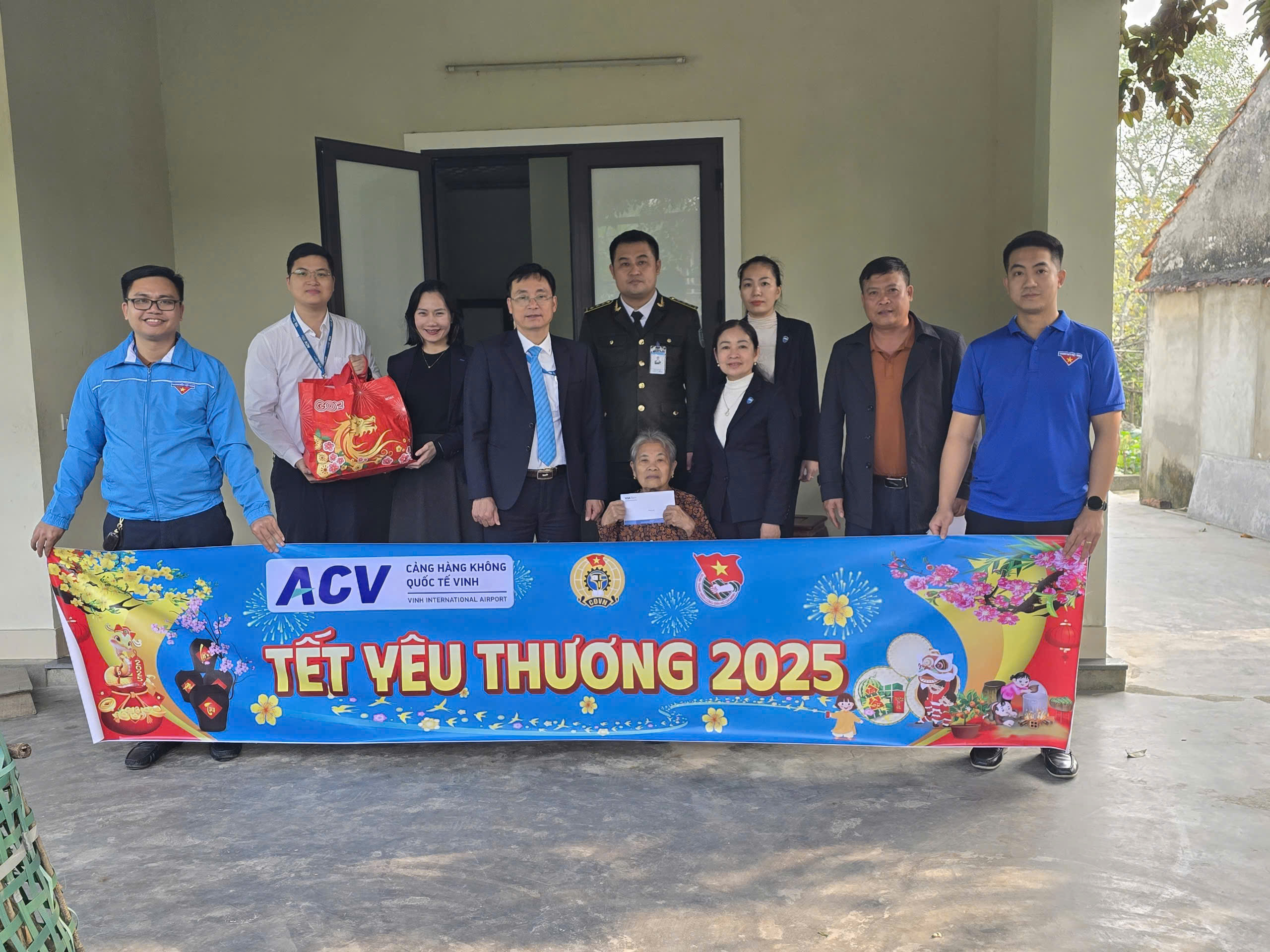 Chương trình “Tết yêu thương 2025”: Công đoàn - Đoàn Thanh niên Cảng HKQT Vinh mang đến niềm vui cho cộng đồng|LOCAL_PATH:crawled_data/images/featured_6396de4ae86a.jpg