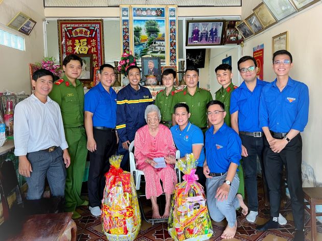 Đoàn thanh niên Cảng HK Cà Mau thăm Mẹ VNAH  nhân dịp Xuân Quý Mão 2023|LOCAL_PATH:crawled_data/images/featured_643a3979aeaf.jpg