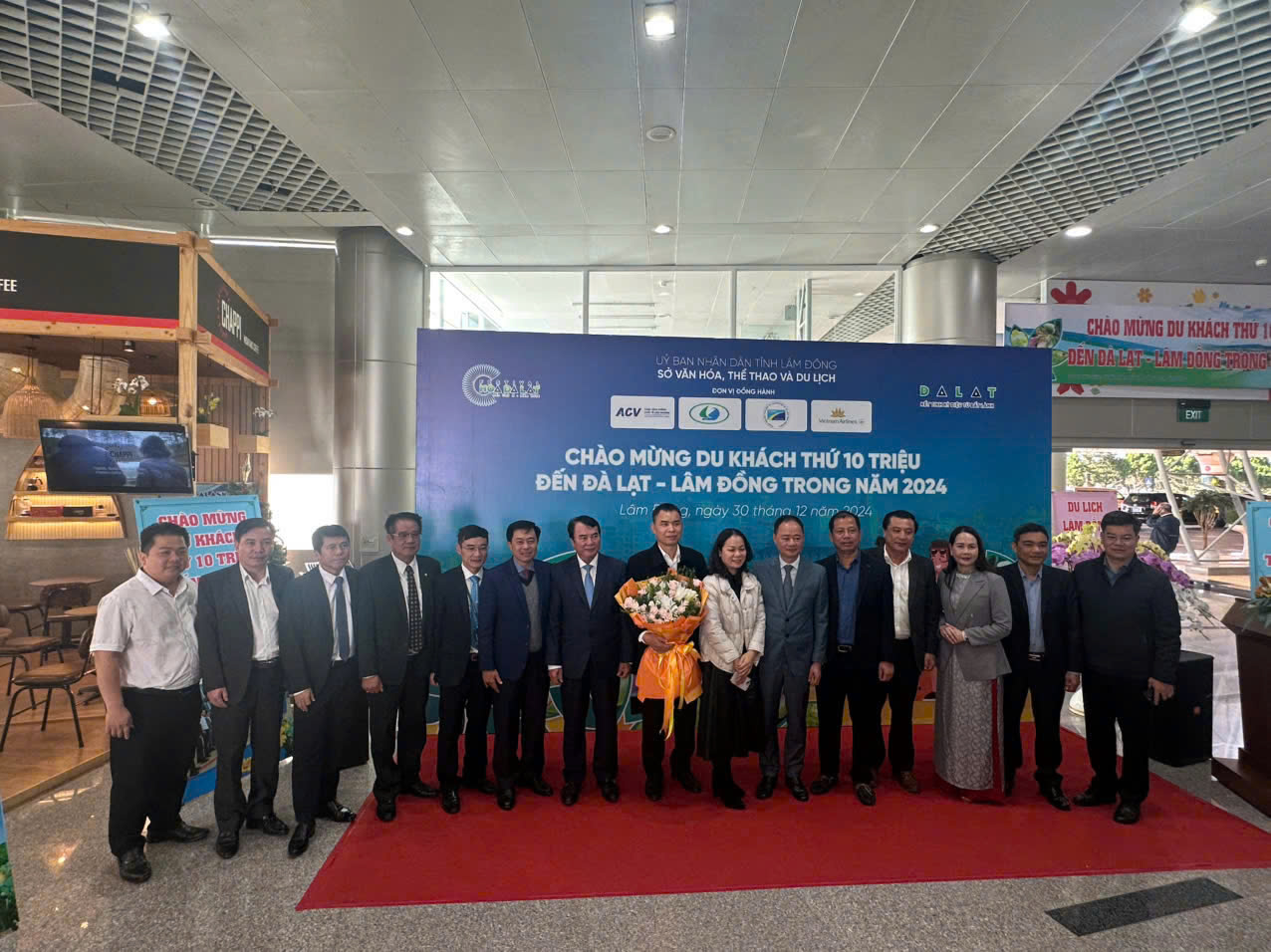 Cảng hàng không quốc tế Liên Khương phối hợp cùng UBND tỉnh Lâm Đồng đón du khách thứ 10 triệu trong năm 2024|LOCAL_PATH:crawled_data/images/featured_66ac38acd218.jpg