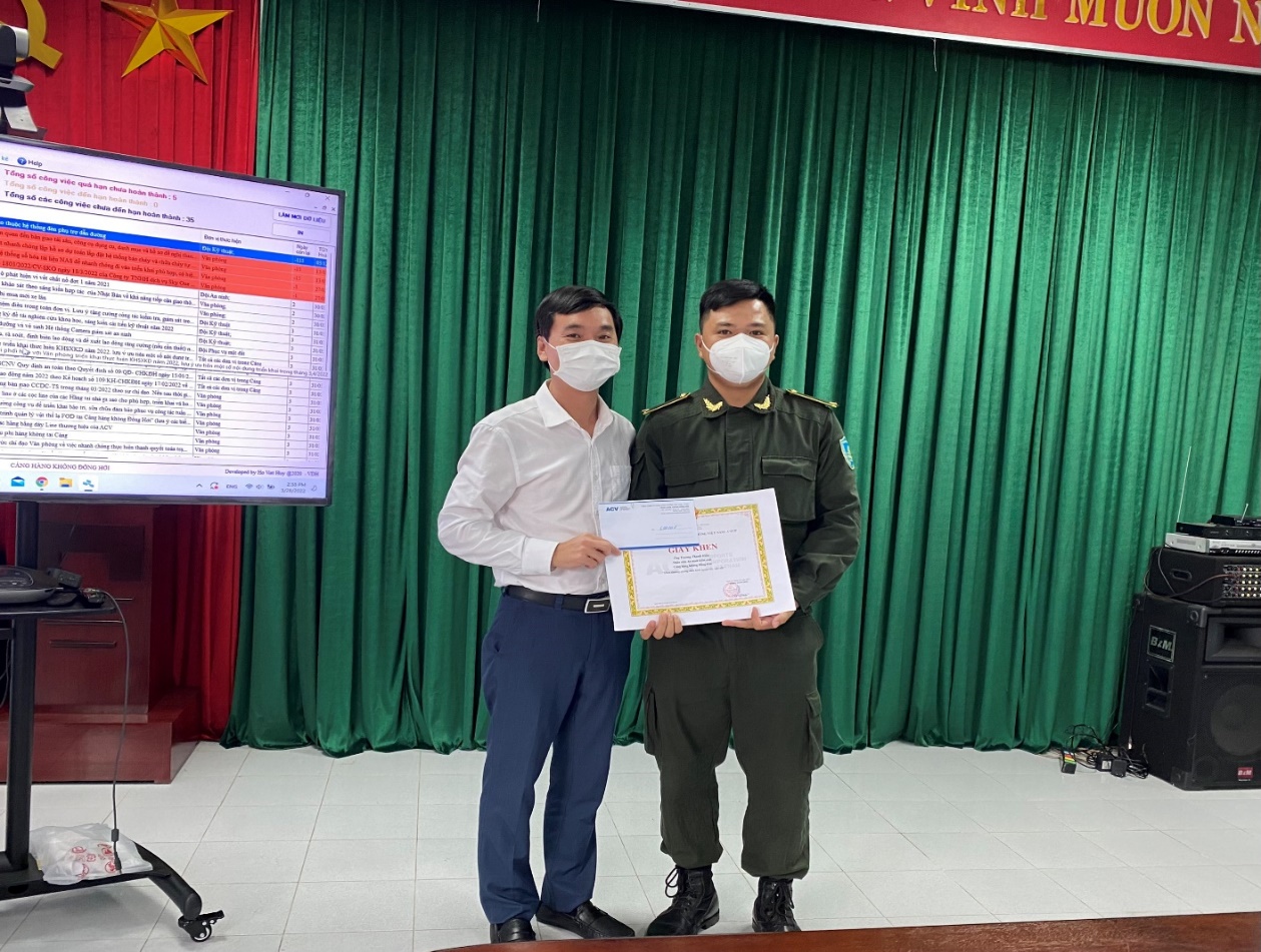 Cảng hàng không Đồng Hới tổ chức trao thưởng cho nhân viên có hành động đẹp “Nhặt được tài sản bỏ quên trả lại cho chủ sở hữu”|LOCAL_PATH:crawled_data/images/featured_6730ef768e98.jpg