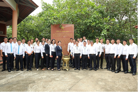 Chi bộ Cảng hàng không quốc tế Cần Thơ thực hiện chương trình về nguồn tại Khu di tích lịch sử - văn hóa căn cứ Vườn Mận|LOCAL_PATH:crawled_data/images/featured_6aa38f8a529f.png