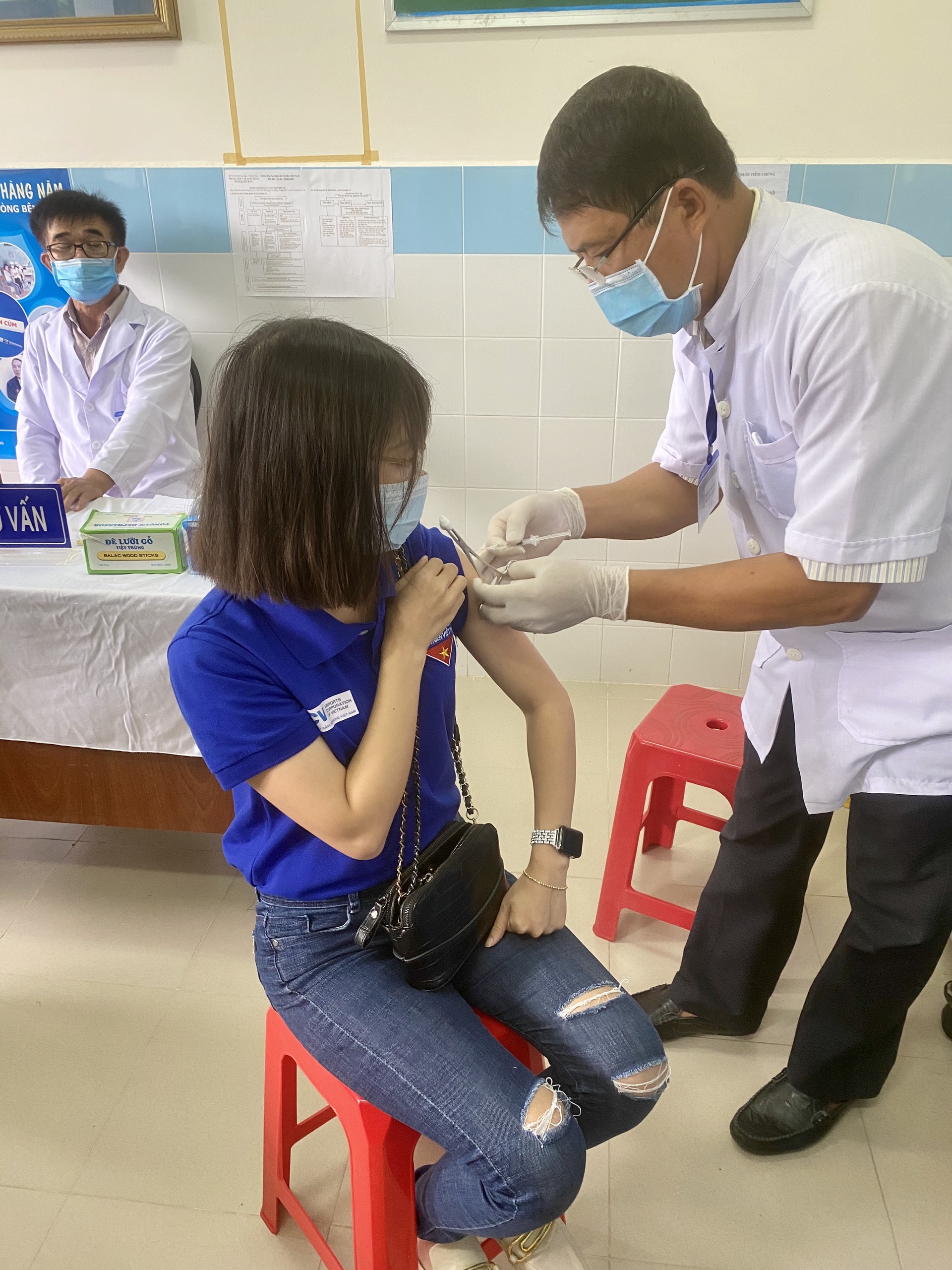 CẢNG HÀNG KHÔNG CÔN ĐẢO THỰC HIỆN TIÊM VẮC XIN PHÒNG NGỪA DỊCH BỆNH COVID-19 CHO CÁN BỘ - CÔNG NHÂN VIÊN|LOCAL_PATH:crawled_data/images/featured_6bdfe3f6b199.jpg