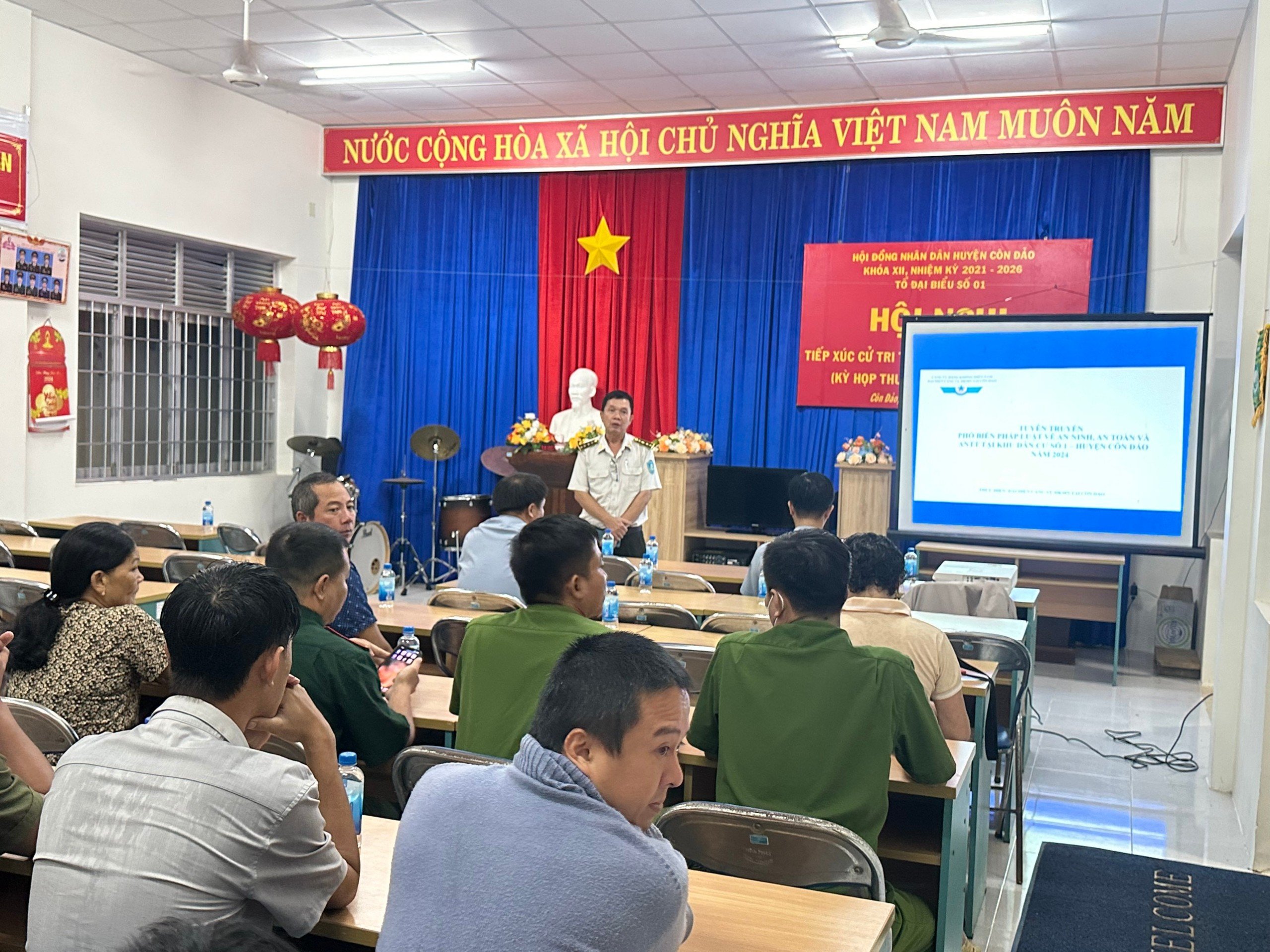 CẢNG HÀNG KHÔNG CÔN ĐẢO PHỐI HỢP TỔ CHỨC TUYÊN TRUYỀN PHỔ BIẾN PHÁP LUẬT VỀ AN NINH, AN TOÀN HÀNG KHÔNG TẠI KHU VỰC LÂN CẬN CẢNG HÀNG KHÔNG CÔN ĐẢO NĂM 2024|LOCAL_PATH:crawled_data/images/featured_6c5f9960da63.jpg